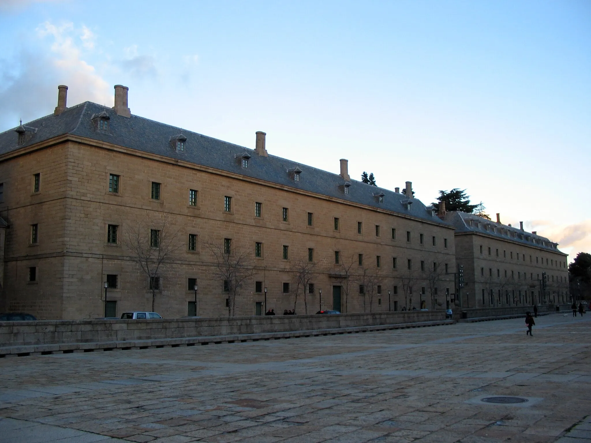 Photo showing: San Lorenzo de El Escorial: Casas de Oficios, de Juan de Herrera. A la izquierda la denominada Segunda Casa de Oficios, y a la derecha La Primera Casa de Oficios.