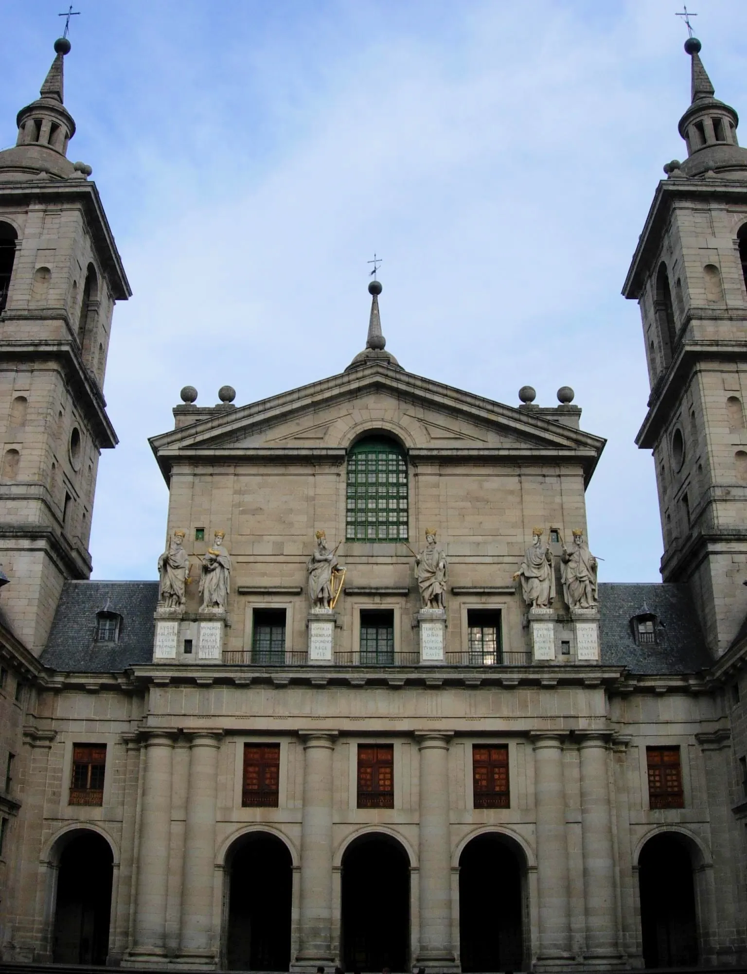 Photo showing: Fachada de la basílica del monasterio de El Escorial, en Madrid.