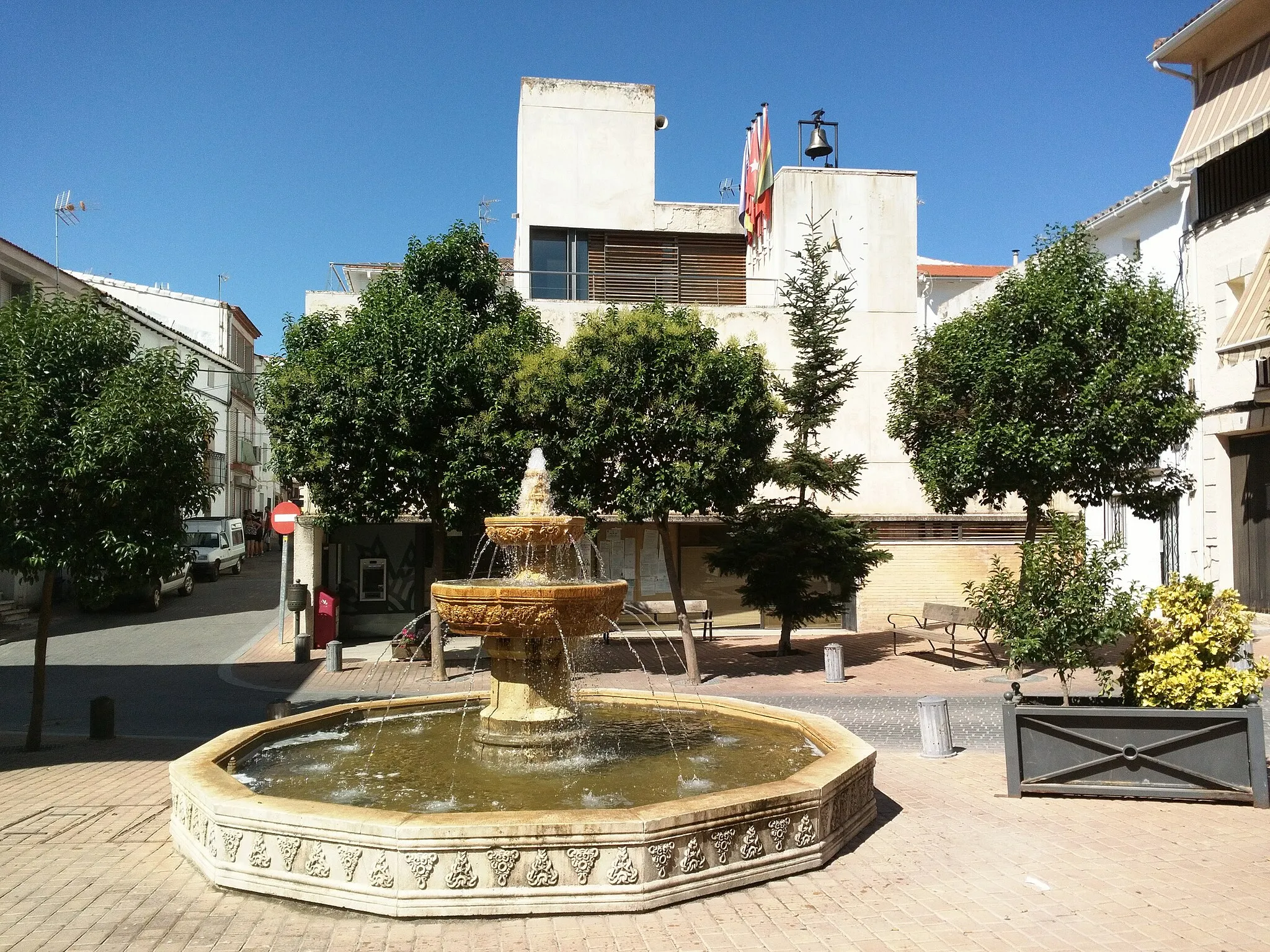 Photo showing: Fuente de la Plaza de la Constitución en Orusco de Tajuña, ayuntamiento al fondo