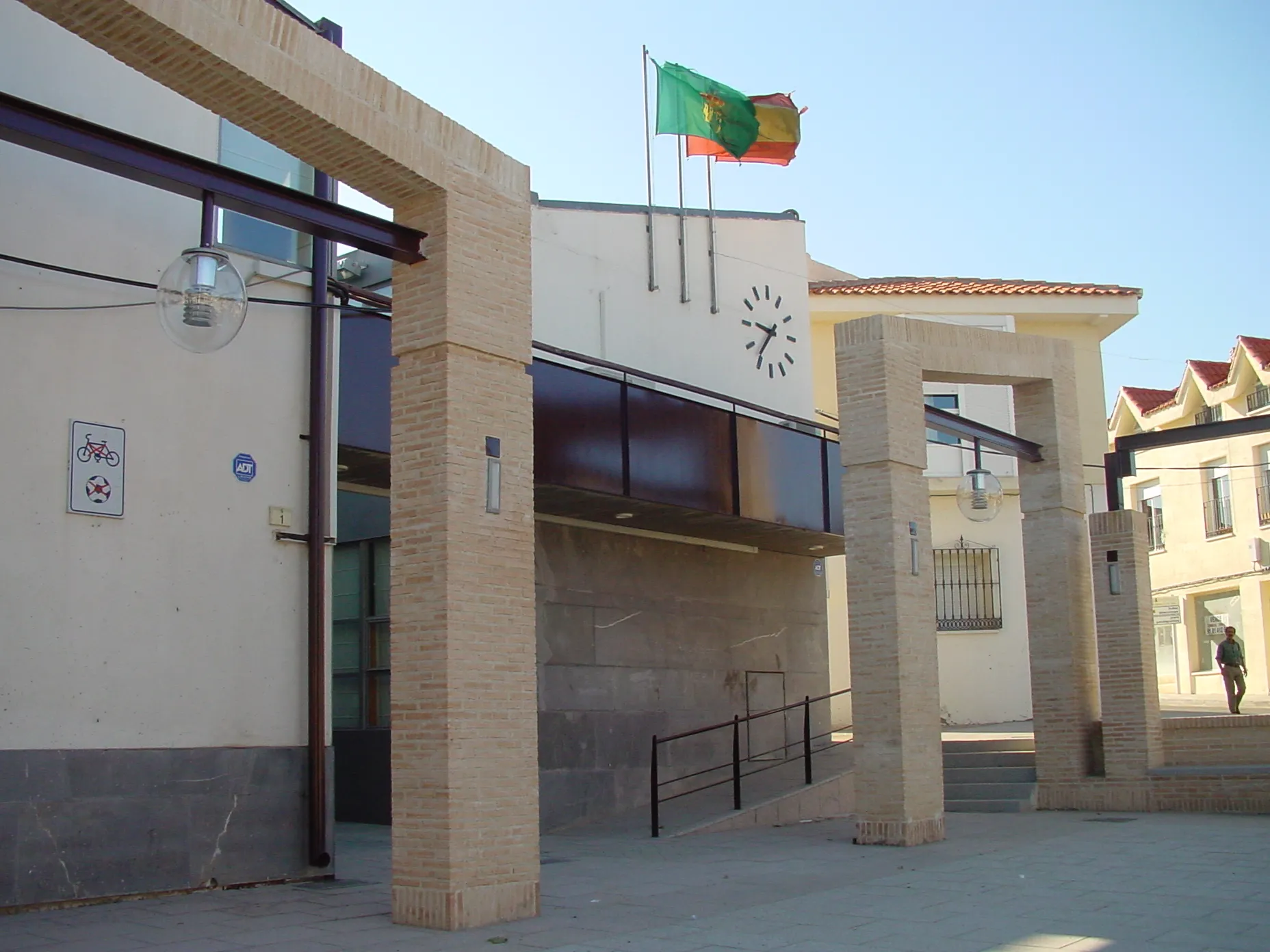 Photo showing: Ayuntamiento de Serranillos del Valle.