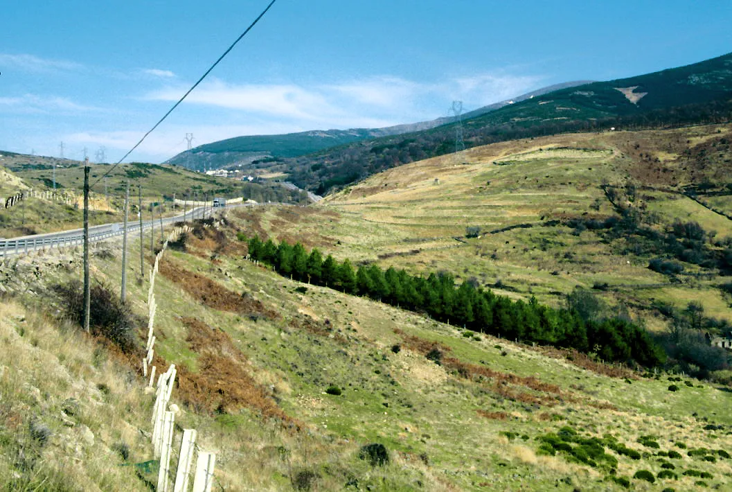 Photo showing: Settlement place of Colladillo deserted village [1,370 masl], next to the old N-I road. Robregordo / Somosierra, Madrid, Spain