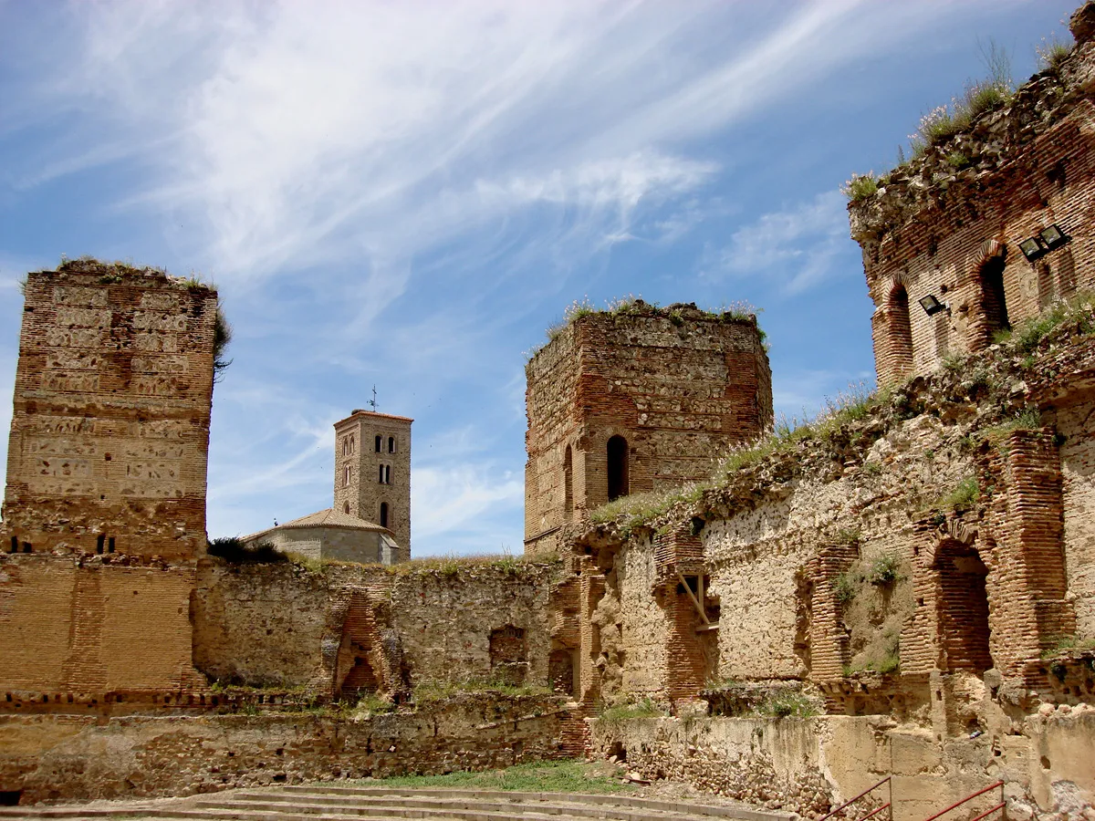 Photo showing: Interior del Castillo de Buitrago del Lozoya. Al fondo, la Iglesia de Santa María del Castillo.