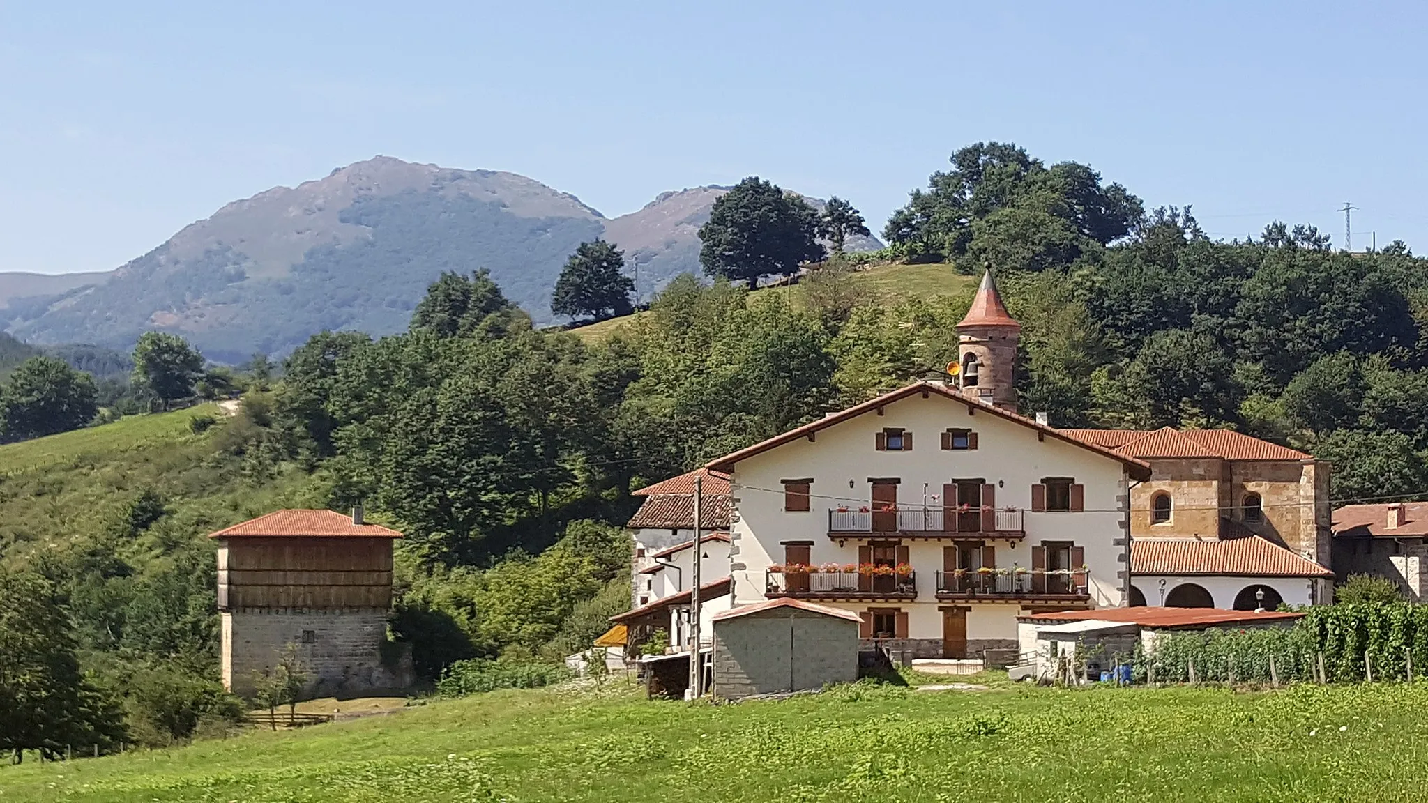 Photo showing: Jauregia Tower House in Donamaria. Behind Mount Mendaur, and to the left the church of the Ascension in the district of Artze. Navarre.