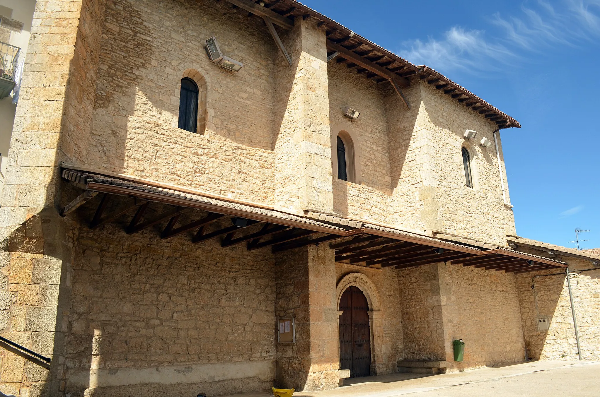 Photo showing: Iglesia de San Pedro, desde el frontón en el lado sur, de Lezáun (Navarra, España)