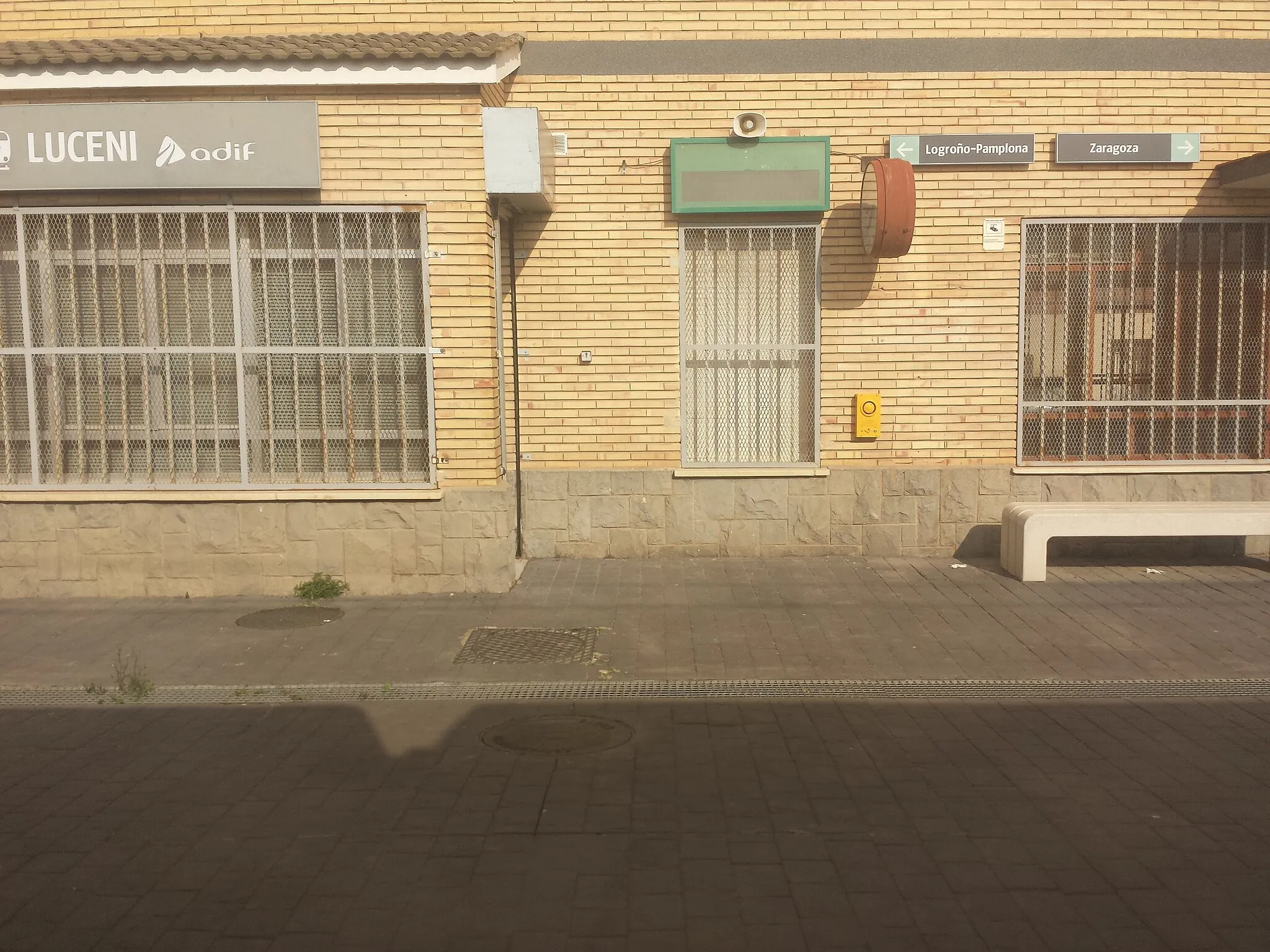 Photo showing: Estación de tren de Luceni, foto tomada desde el interior del tren.