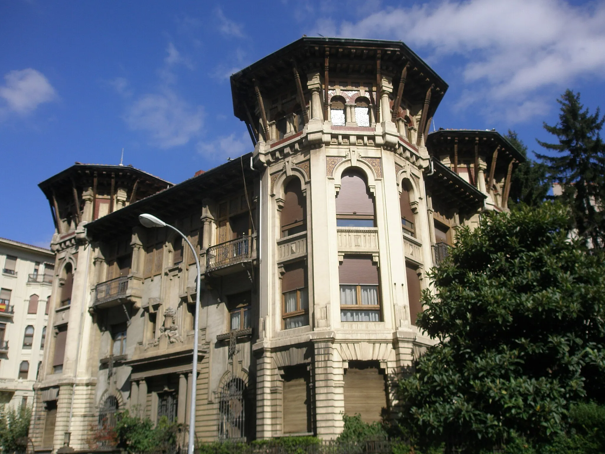 Photo showing: Palacete de varias viviendas en el Segundo Ensanche. Obra de Víctor Eusa. 1924.