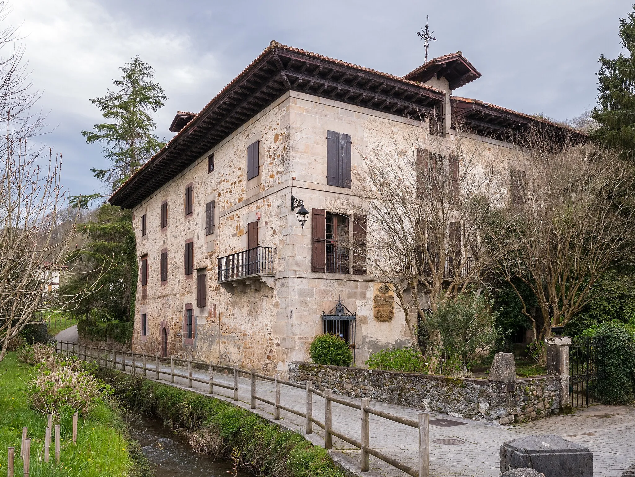 Photo showing: Village house "Itzea Etxea/La Casa de los Baroja" in Bera. Navarre, Spain