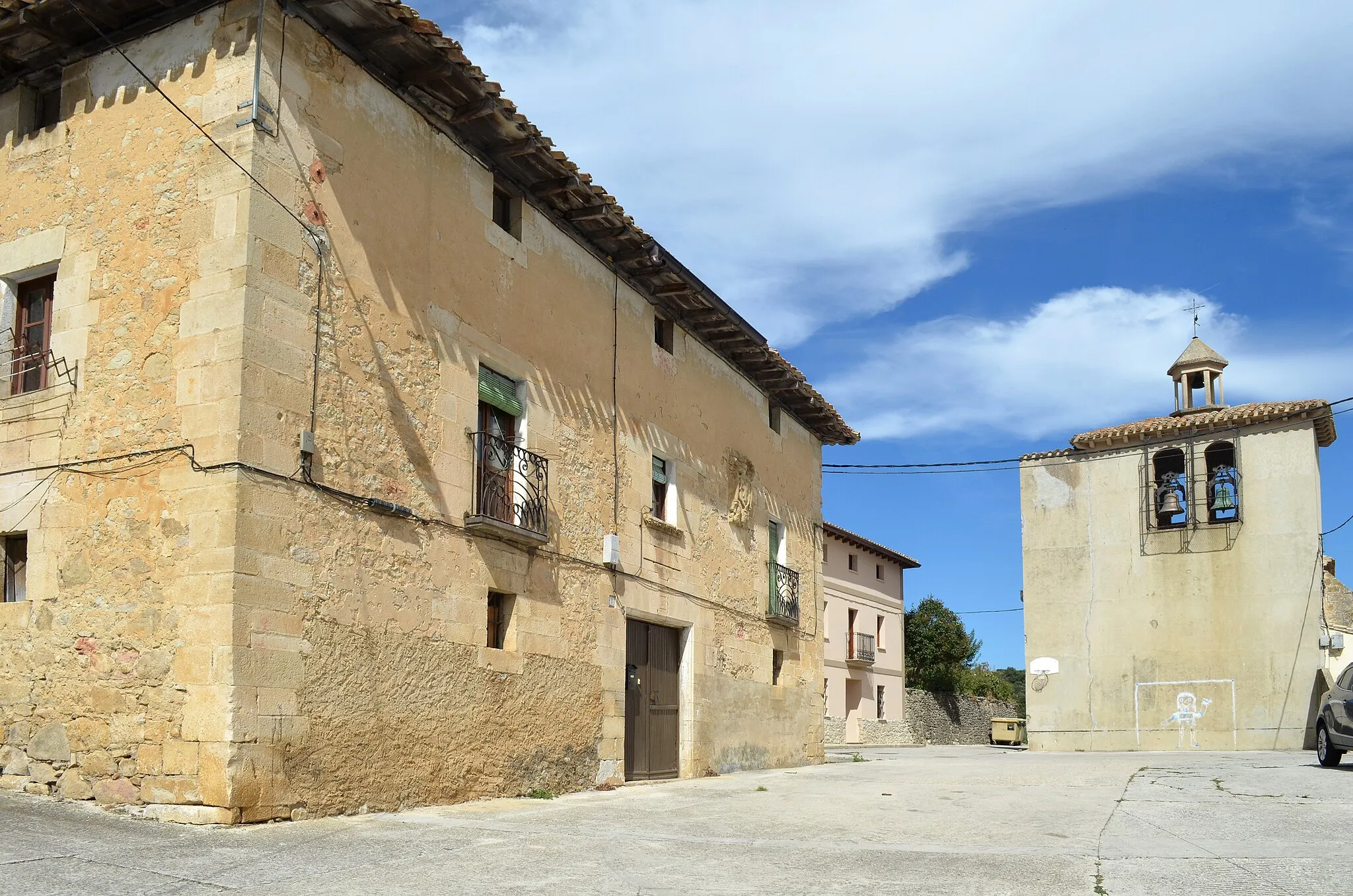 Photo showing: Casa de Consuelo (construida en 1818), frontón e Iglesia de San Juan Bautista, en Ibiricu de Yerri (Navarra, España)