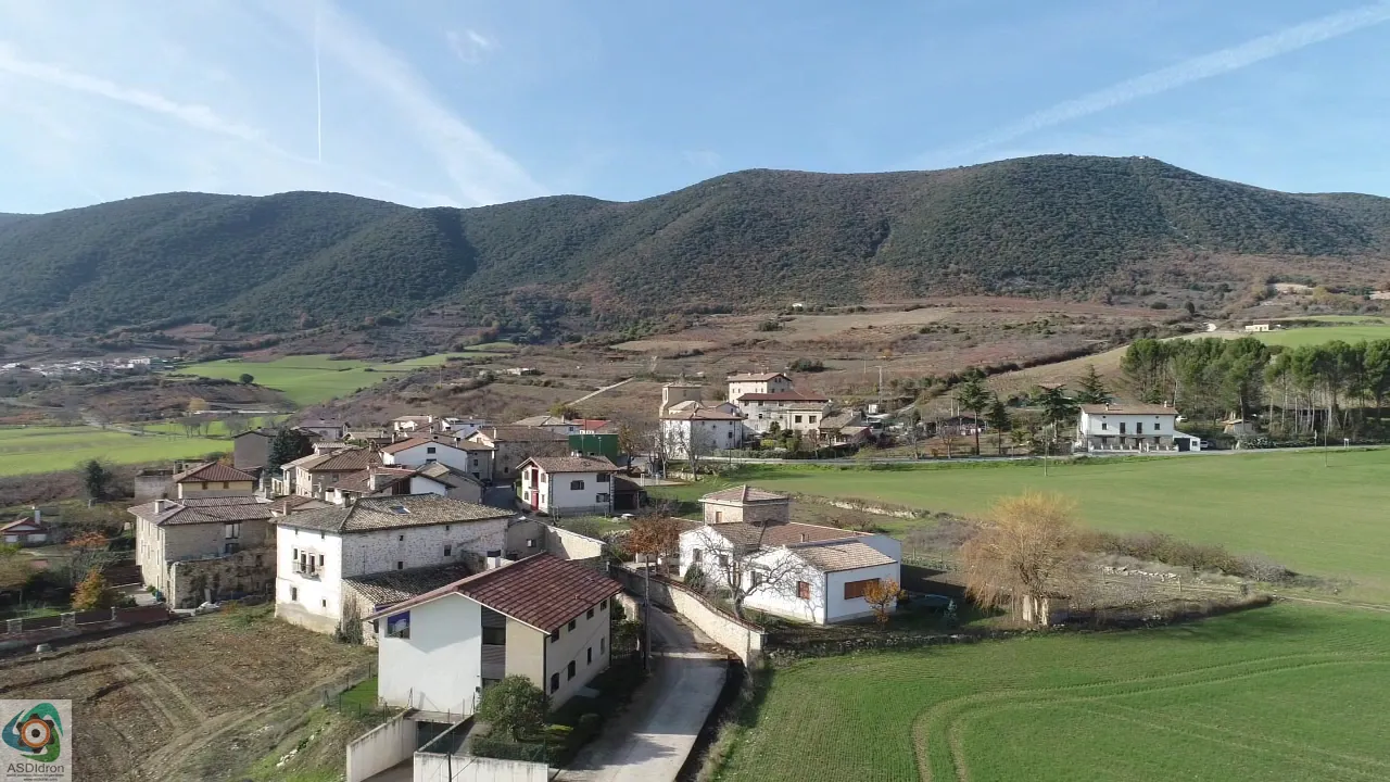 Photo showing: Vista aérea de la población de Echarri-Etxarri. Foto tomada desde un dron Phantom4 pro v2.0 por ASDIdron (Aerial Services Drone Inspections)