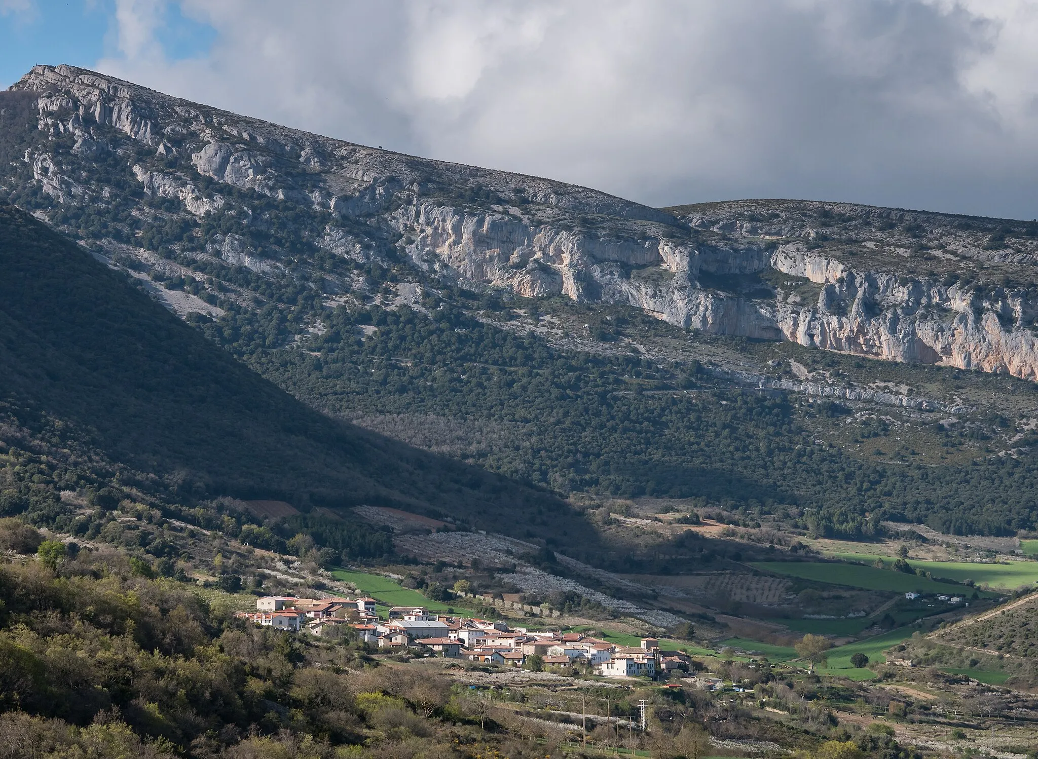 Photo showing: Bidaurreta, as seen from Belascoáin. In the back, the Sarbil mountain range and the summit of Alto de Etxauri. Navarre, Spain