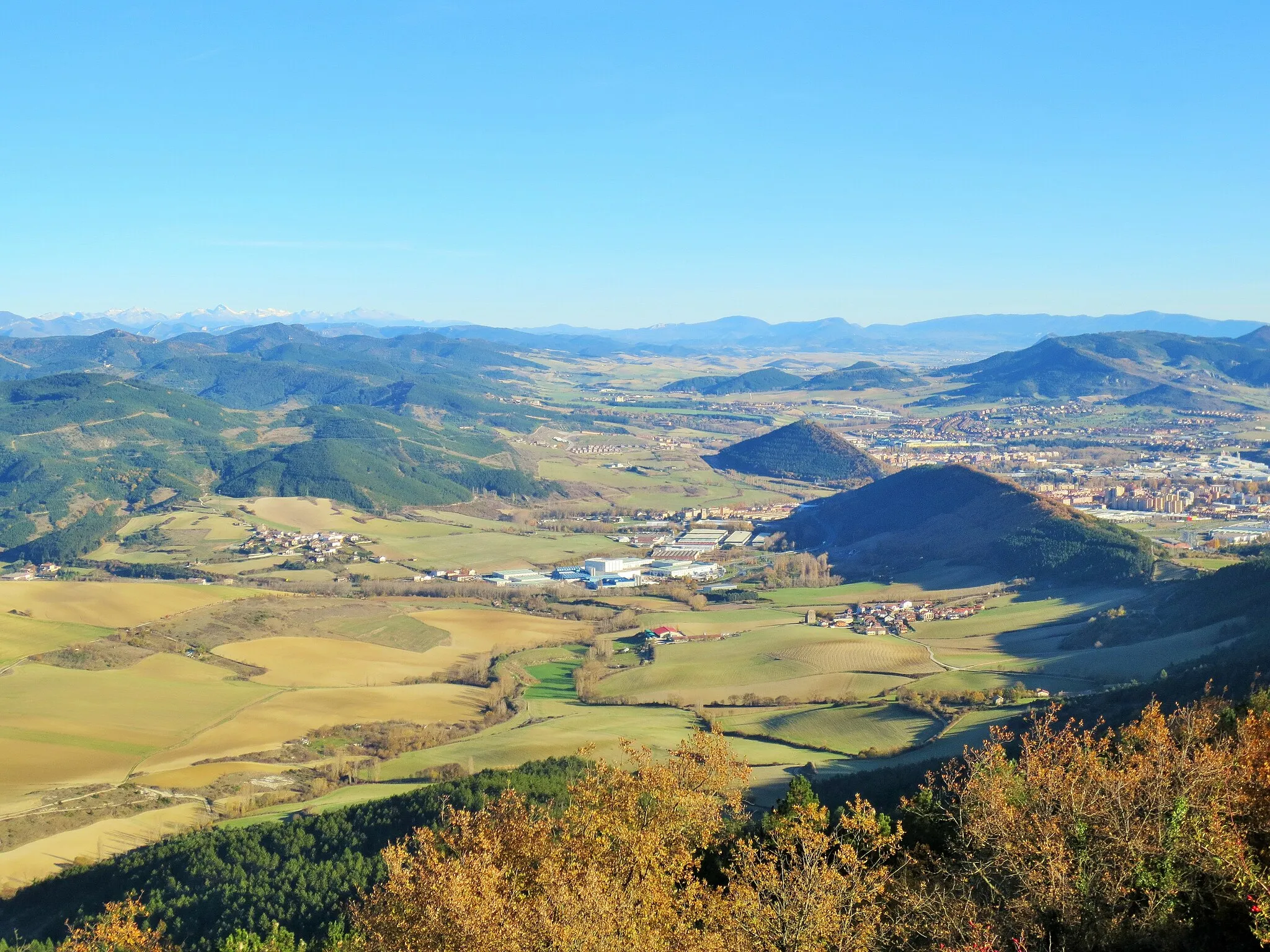 Photo showing: Ezkabarte valley and eastern fringes of Pamplona, Navarre, as seen from mount Ezkaba (San Cristobal), with the western and central Pyrenees far in the background