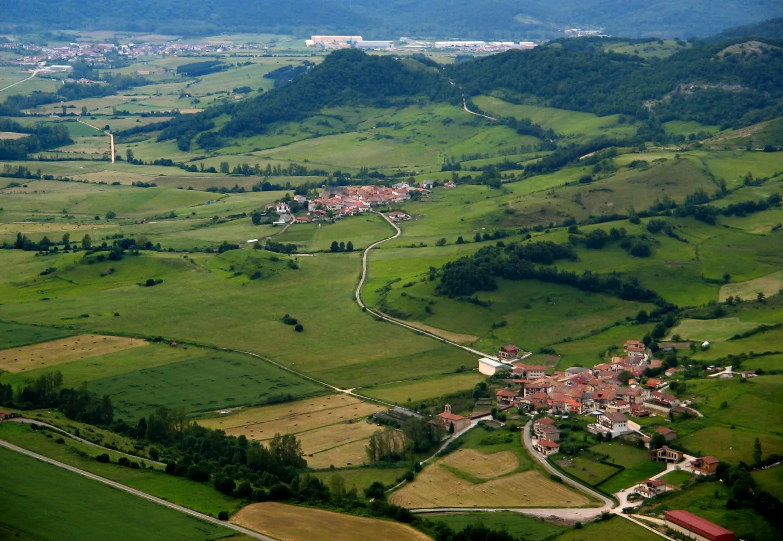 Photo showing: Villages Unanu and Dorrao at the foot of Mt. Beriain in the Basque Country