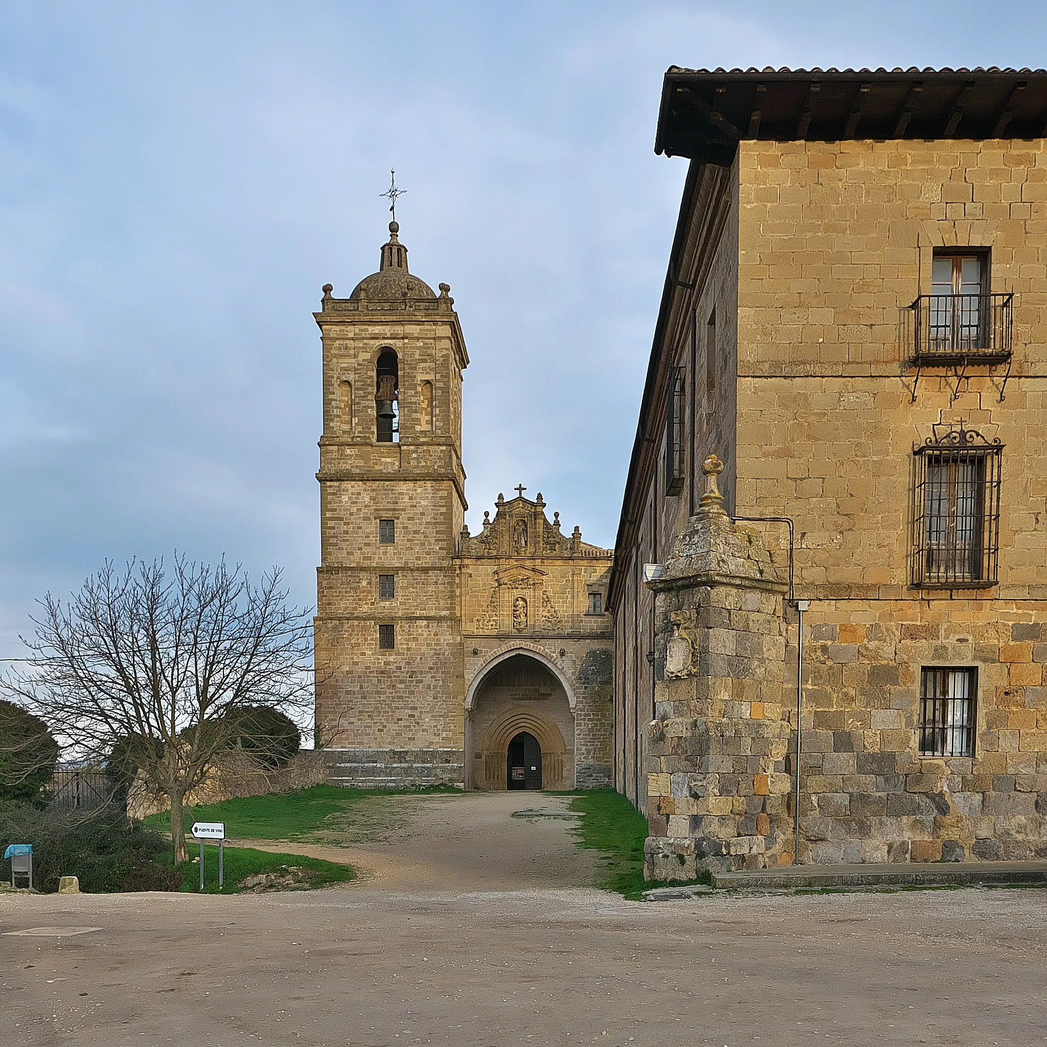 Photo showing: Fachada oeste del monasterio.