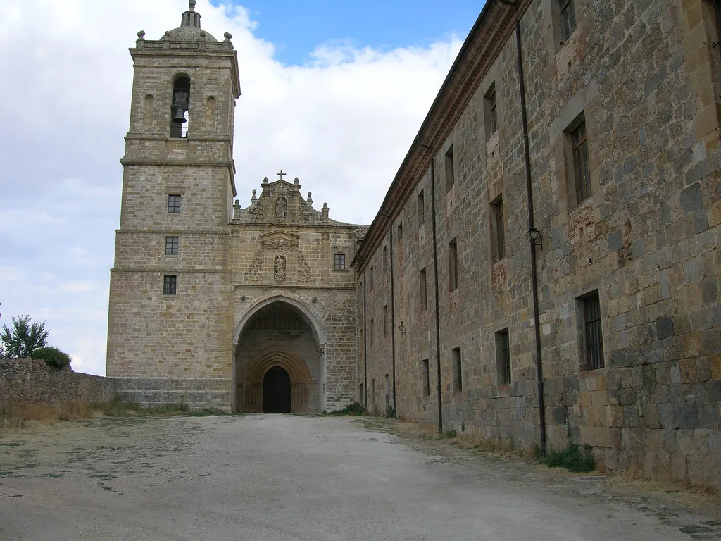 Photo showing: El Monasterio de Irache se encuentra en la localidad de Ayegui. Justo en frente, se encuentra la fuente del vino de Bodegas Irache.
Vuela hasta esta localización

(Necesitas Google Earth)