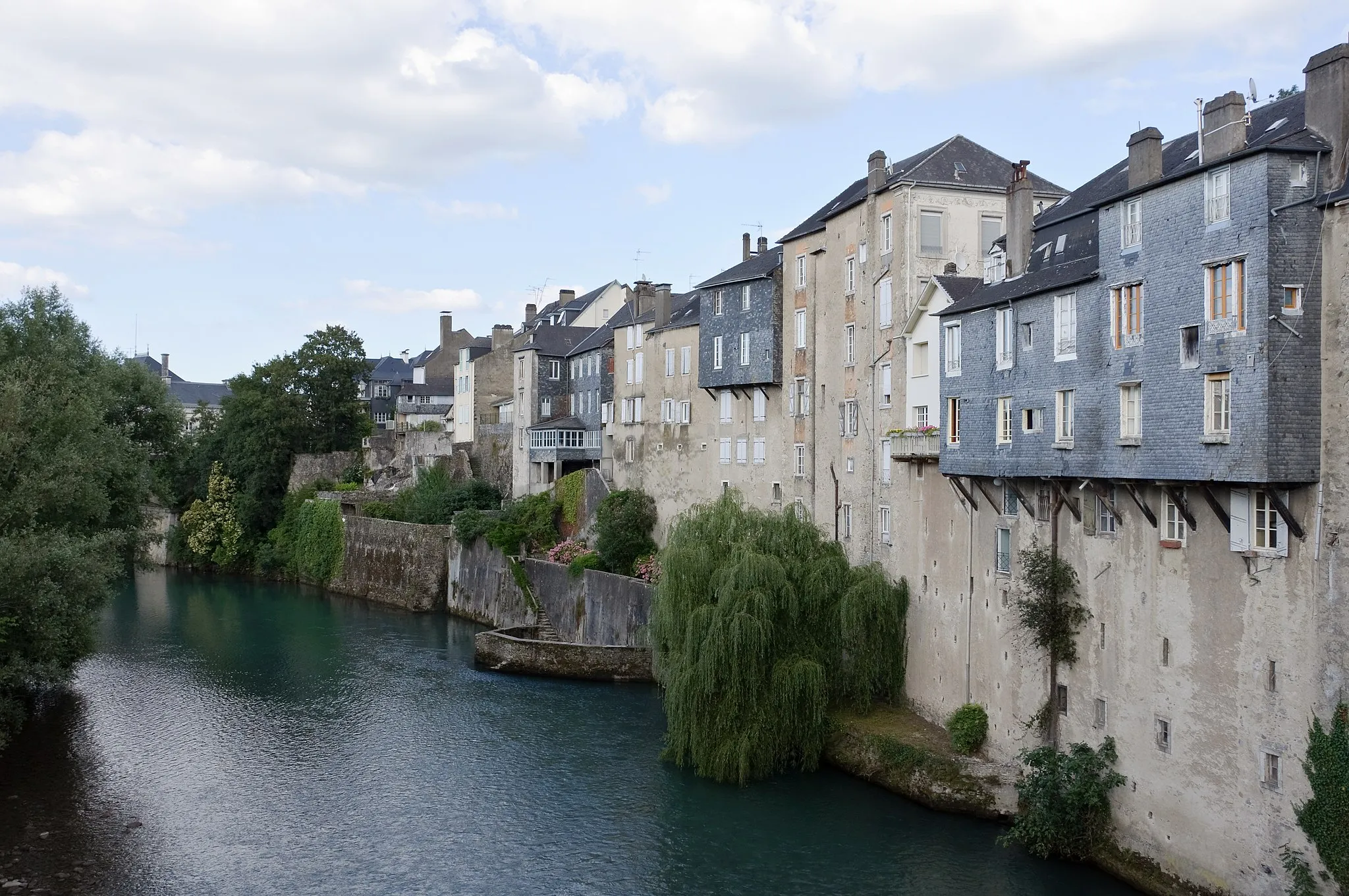 Photo showing: Oloron-Sainte-Marie (Pyrénées-Atlantiques, France): houses with slate-hung oriel windows along the Gave d'Aspe.