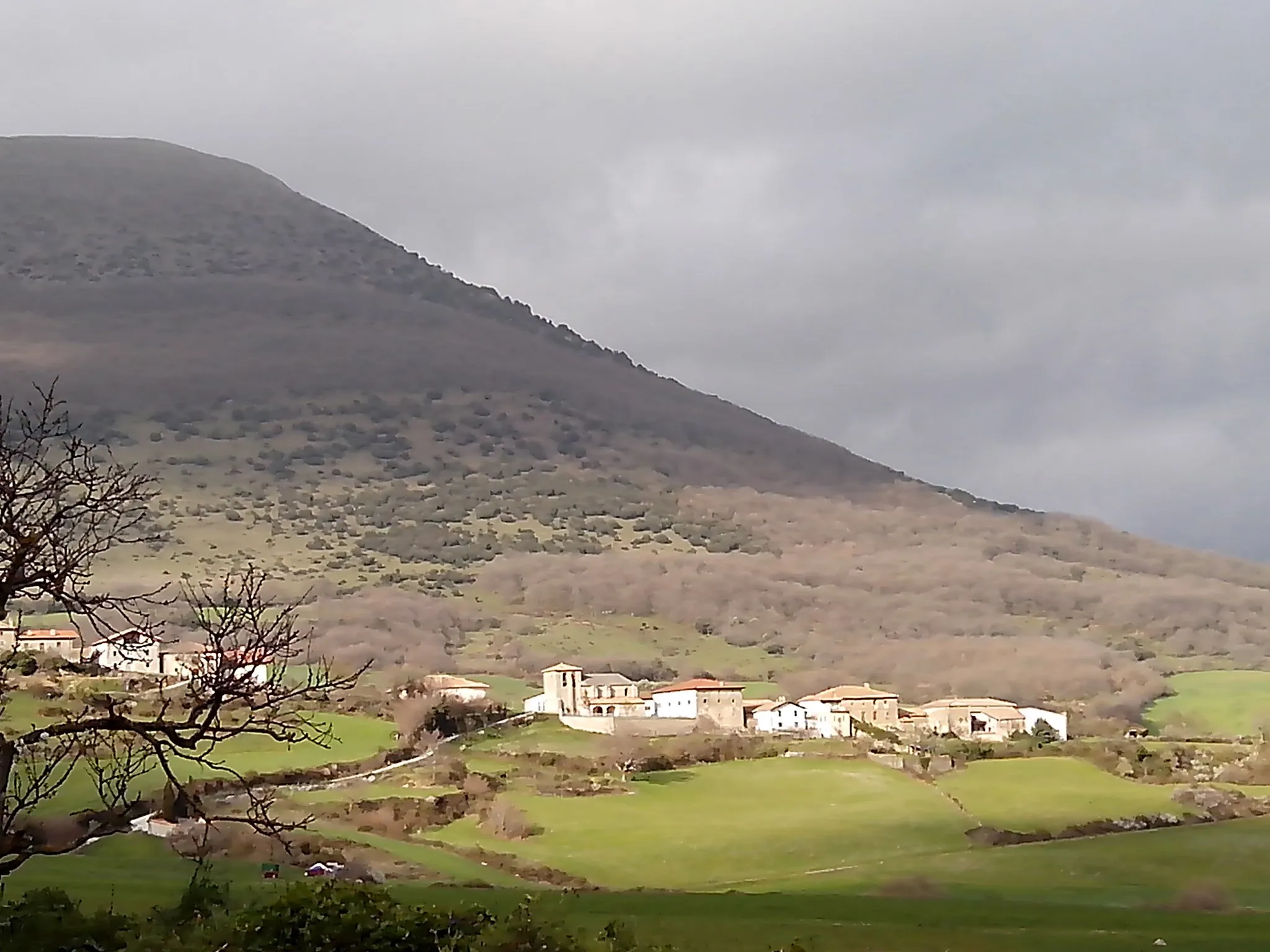 Photo showing: En el valle de Ollo (Navarra), pueblo de Senosiáin, con el monte Txurregui al fondo