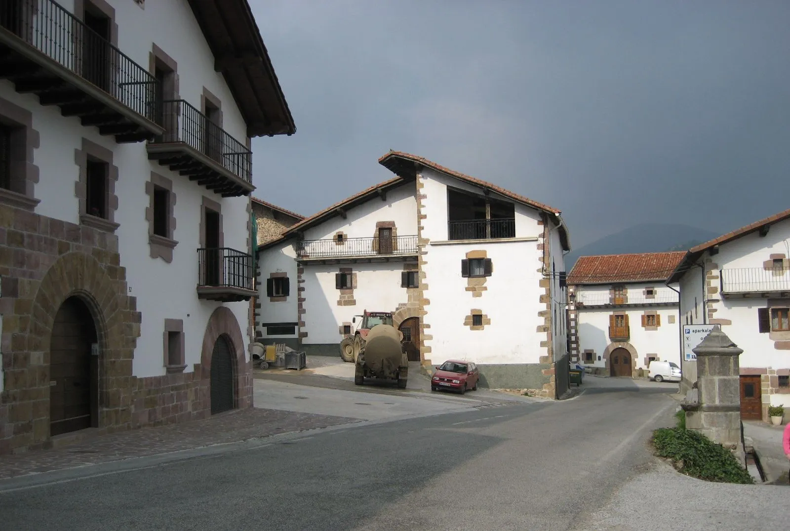 Photo showing: Arraitz (Ultzama) espacio urbano sobre el camino que une Alkotz con Bentas; salida hacia el  oeste