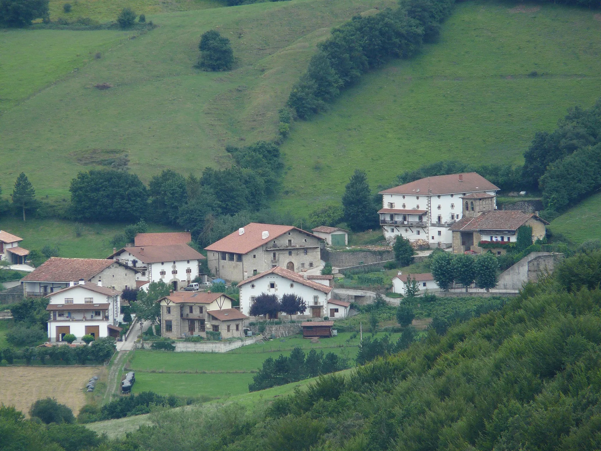 Photo showing: Eraso vist des de la carretera prop de Zarrantz (Imotz)