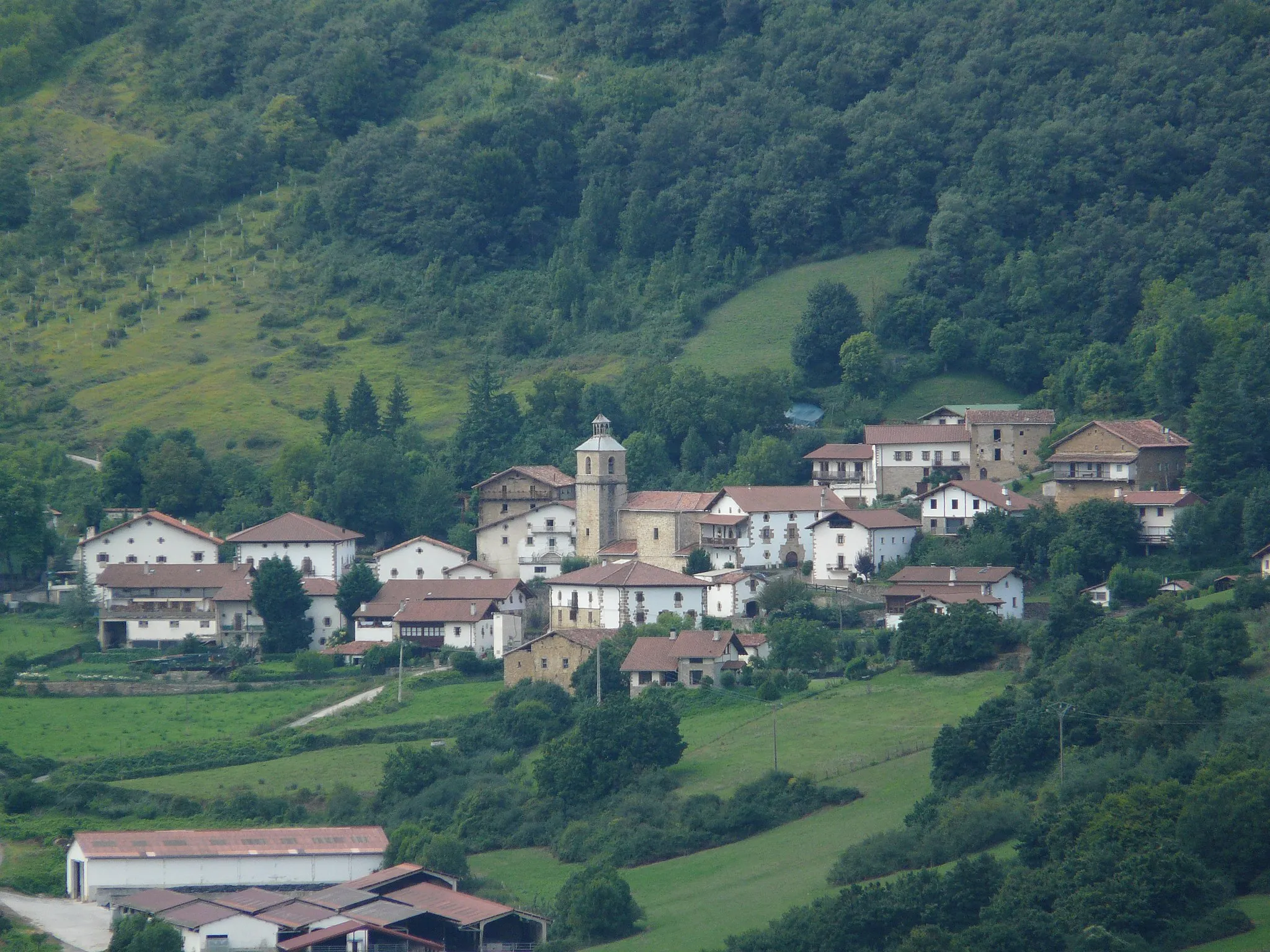 Photo showing: Etxaleku vist des de Zarrants, o des de la carretera que puja a Zarrantz.