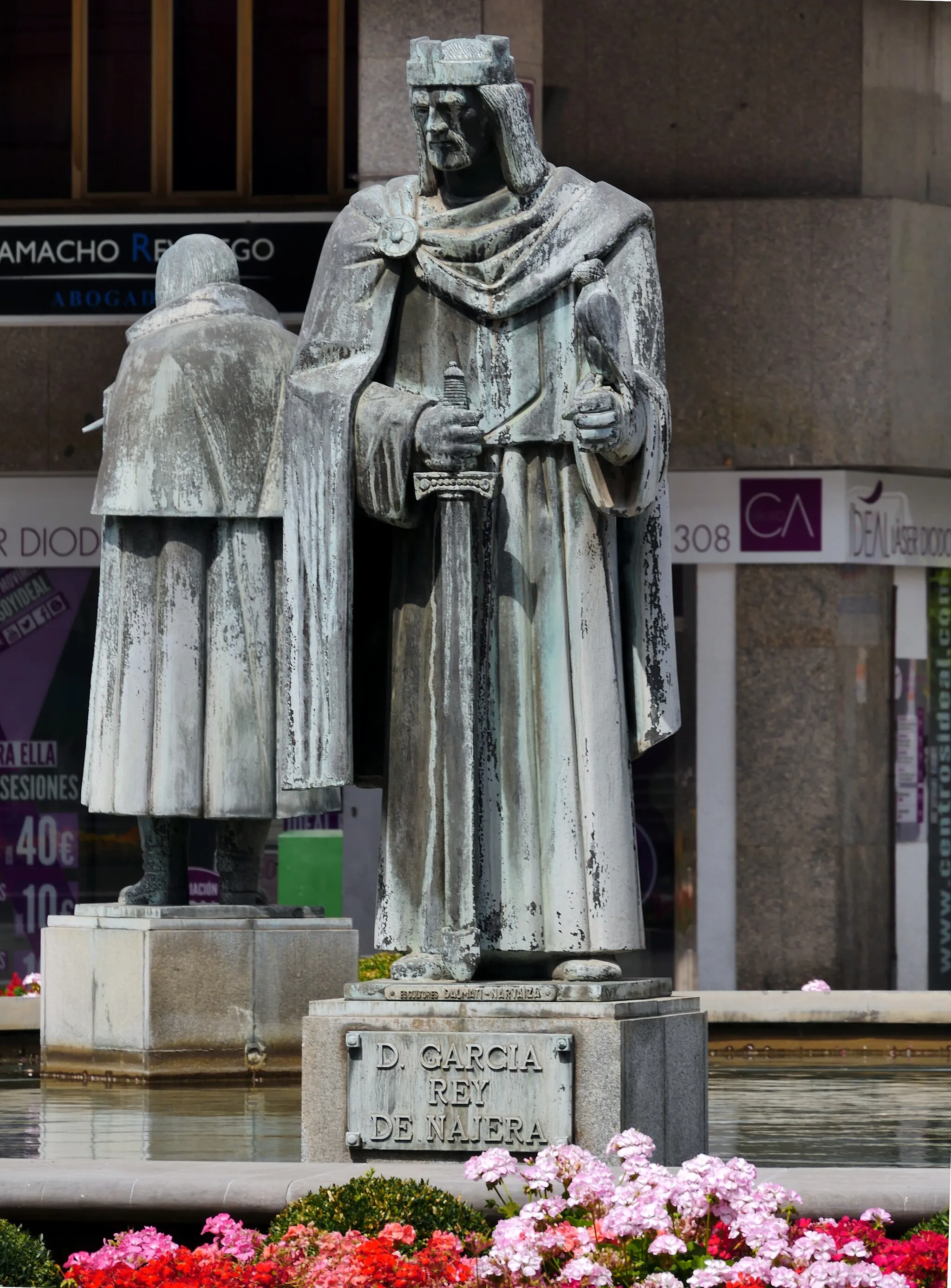 Photo showing: Statue of King García from Najera (García Sánchez III of Navarre) in the Fountain of Riojanos Ilustres at Gran Via Avenue, Logroño, Spain.