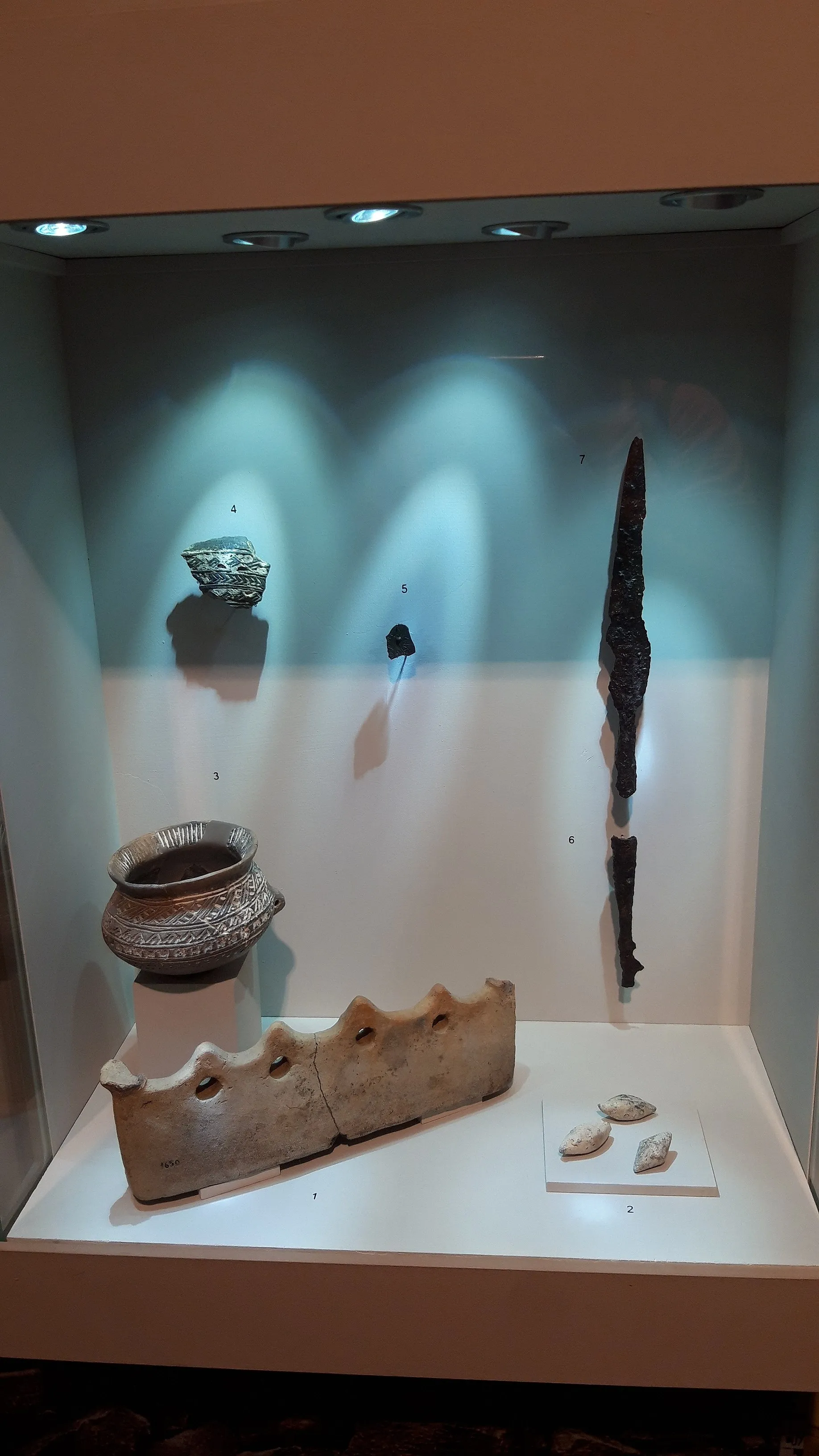 Photo showing: Aztarnategian aurkitutako artefaktuak 8