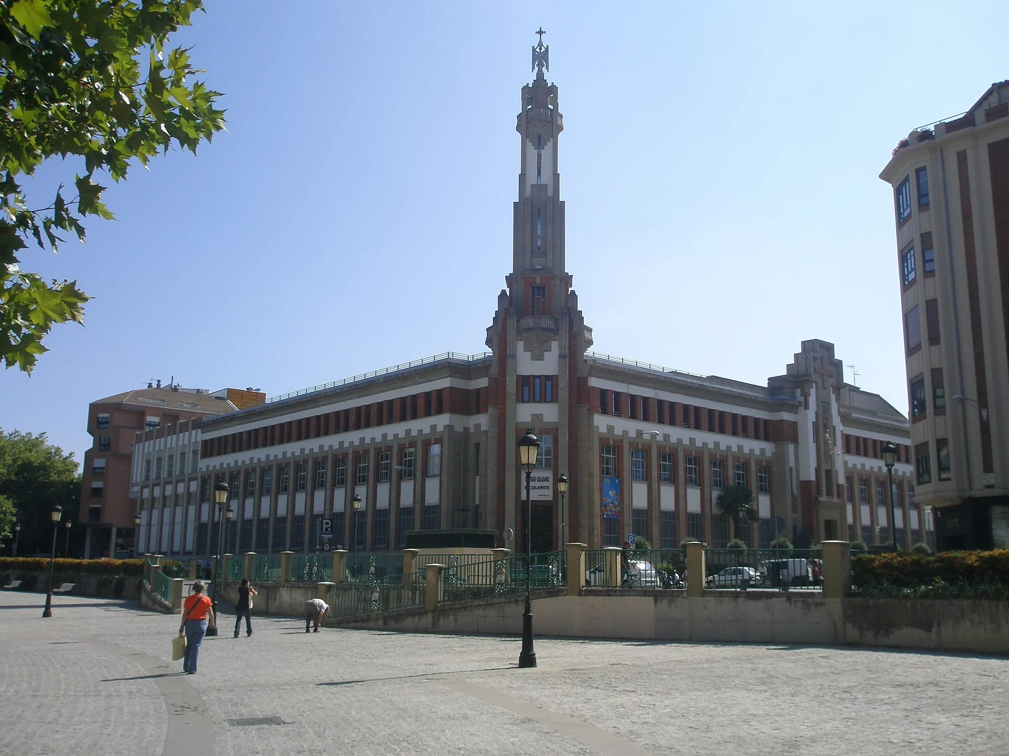 Photo showing: Colegio Escolapios, en Pamplona. Obra de Víctor Eusa.