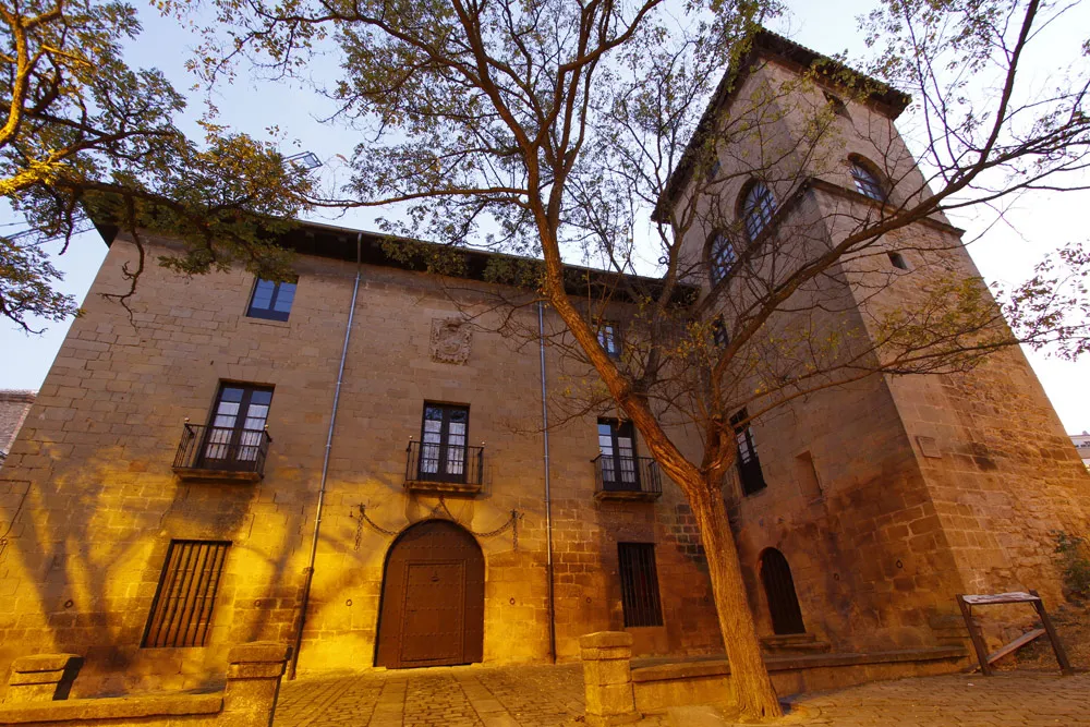 Photo showing: Fachada del Palacio de los Mencos, casa solariega de la familia.