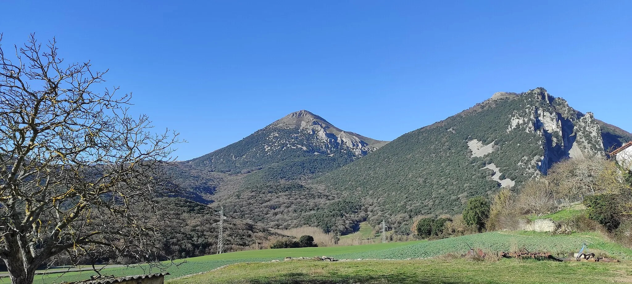 Photo showing: Churregui (izquierda) y Gaztelu (derecha) vistos desde Atondo