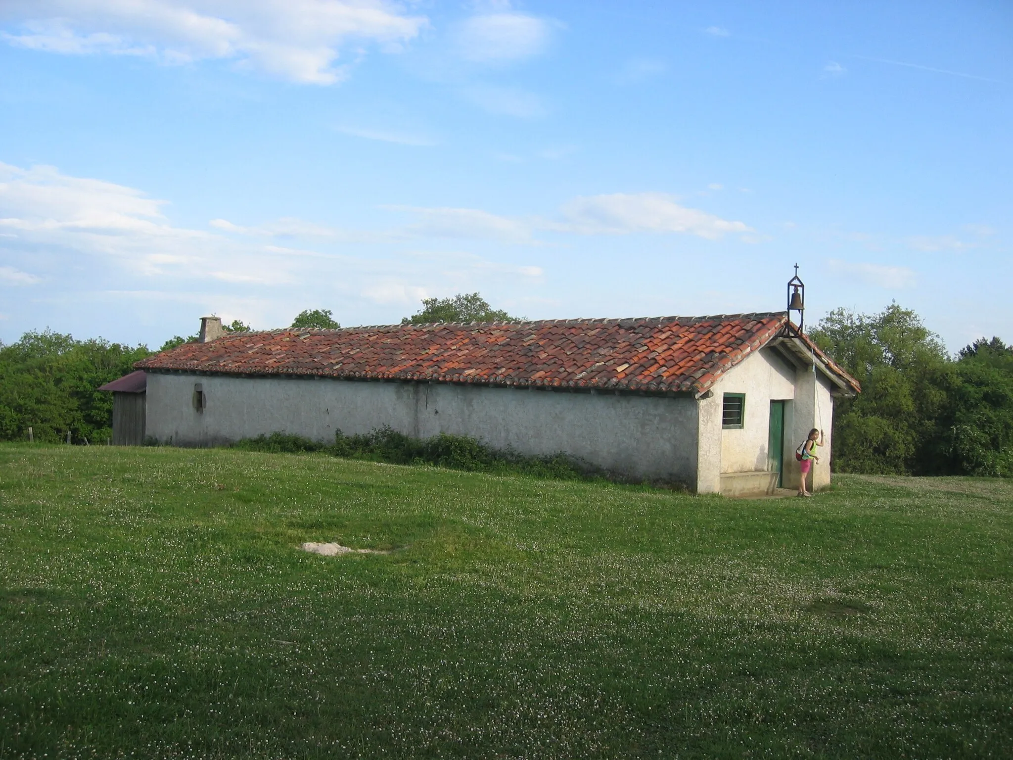 Photo showing: Ermita de Santa Lucía, situada en la cima del Arañotz, en el centro el valle de Ultzama