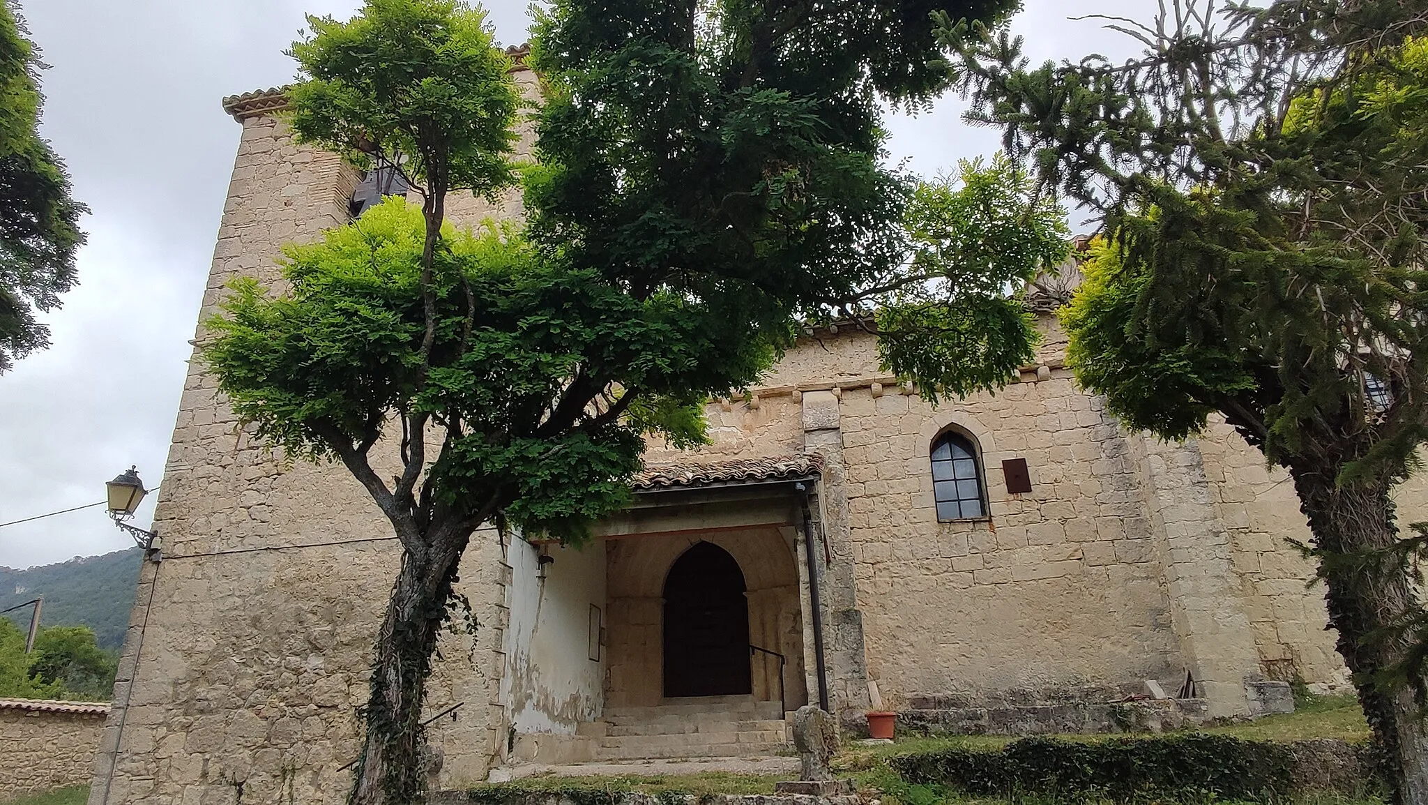 Photo showing: Lado sur, pórtico de entrada y torre de la iglesia de Gollano, con un árbol que tapa parte de la torre