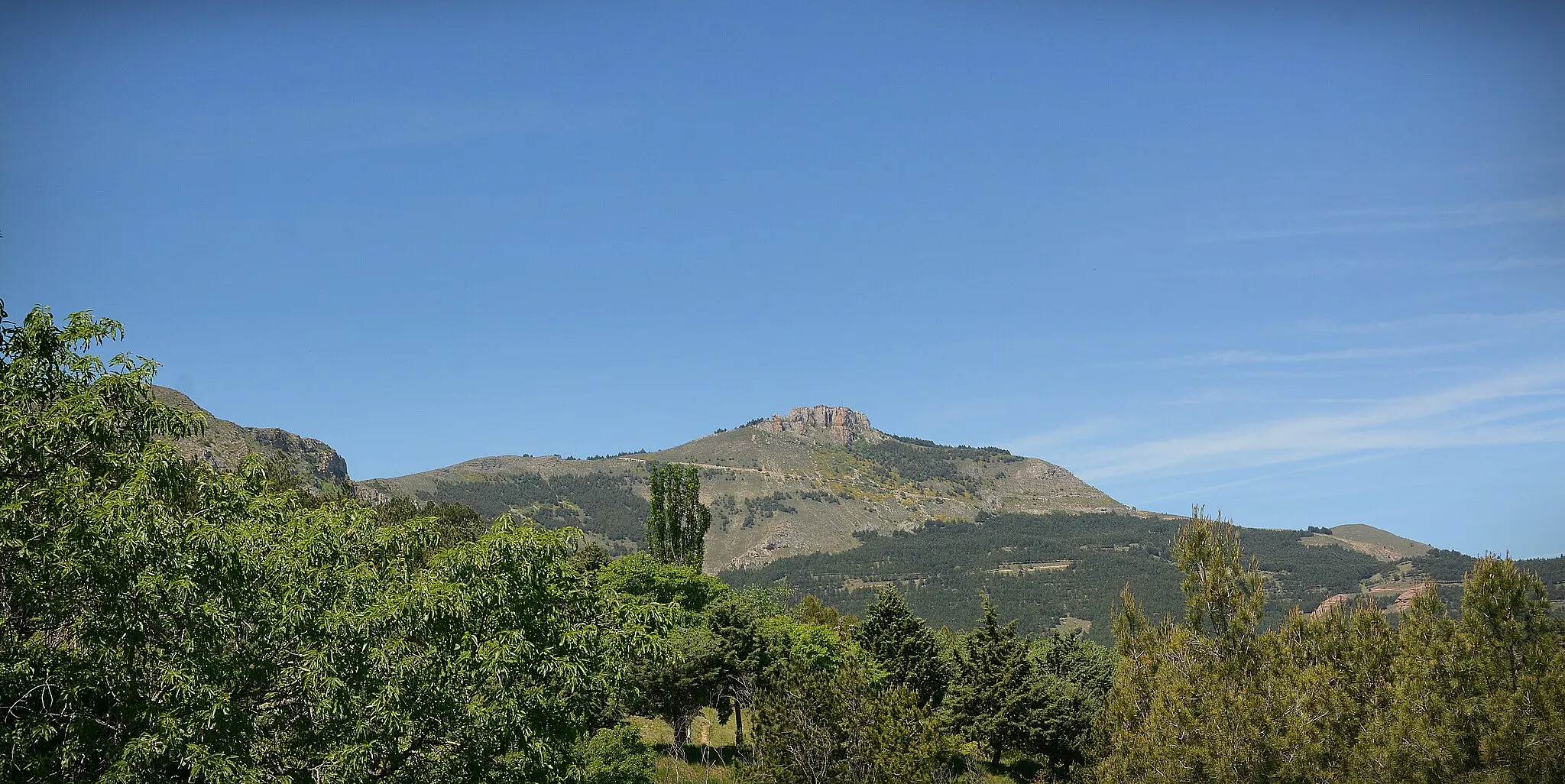 Photo showing: Peña Isasa desde Turruncún La Rioja (España).