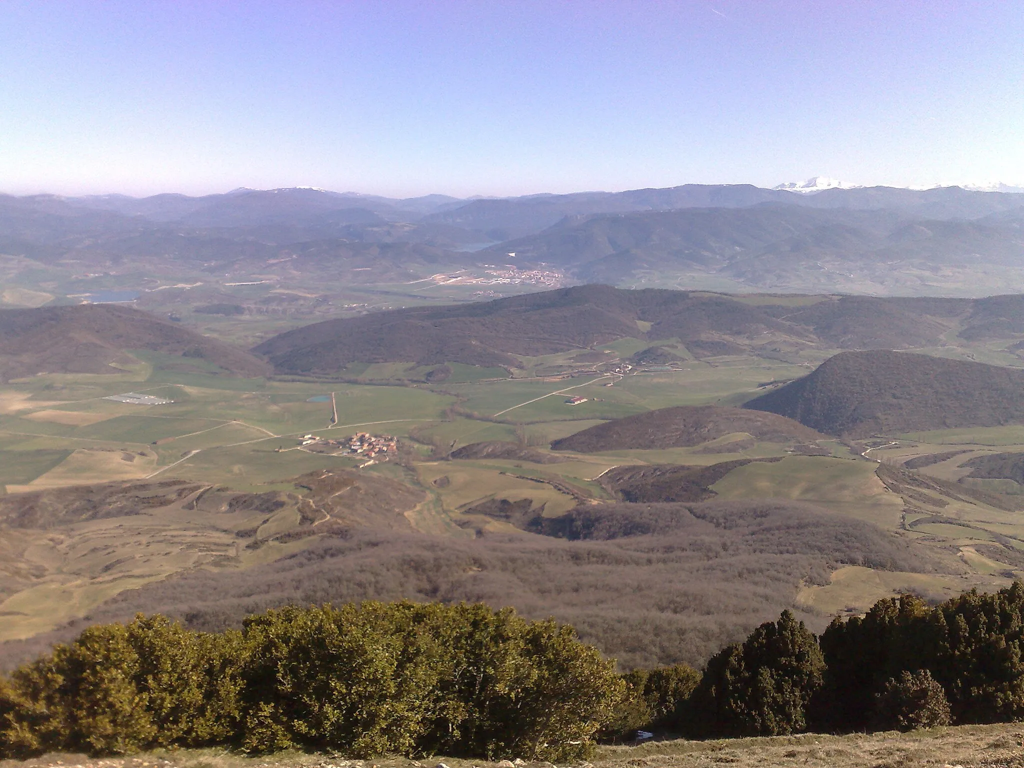 Photo showing: Part of Itzagaondoa valley (Ardanatz, Iriso...) seen from mount Itzaga; farther you can see a bigger town, Agoitz (es Aoiz). Navarre, Basque Country.