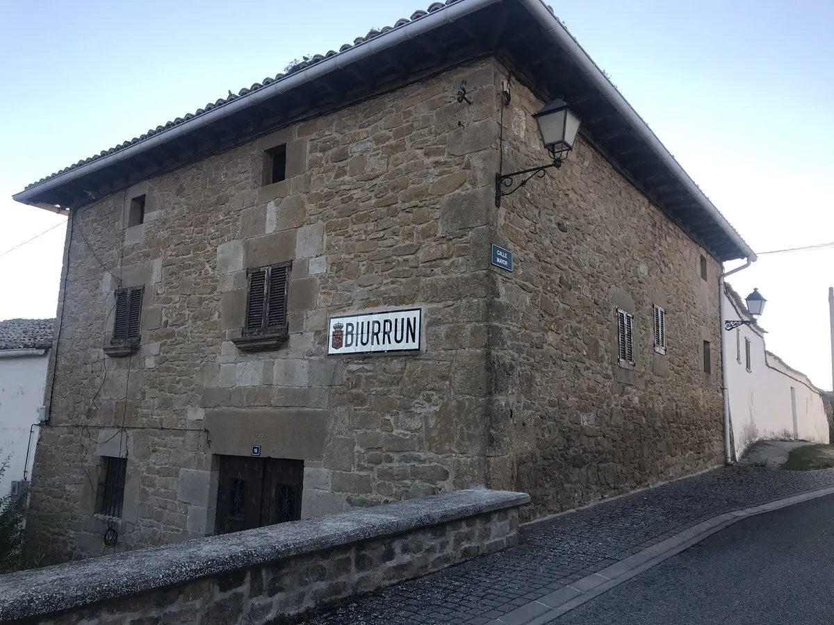 Photo showing: Town entrance sign made of tiles in Biurrun (Navarre)