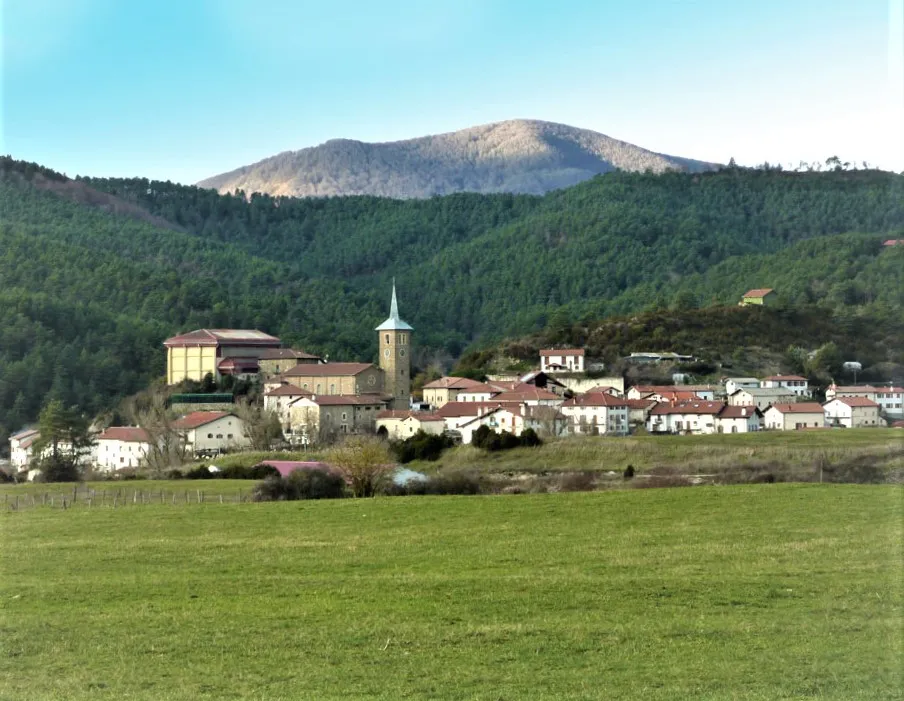 Photo showing: Erroibarreko ikuspegia: Erroko kontzejua eta Adimendi