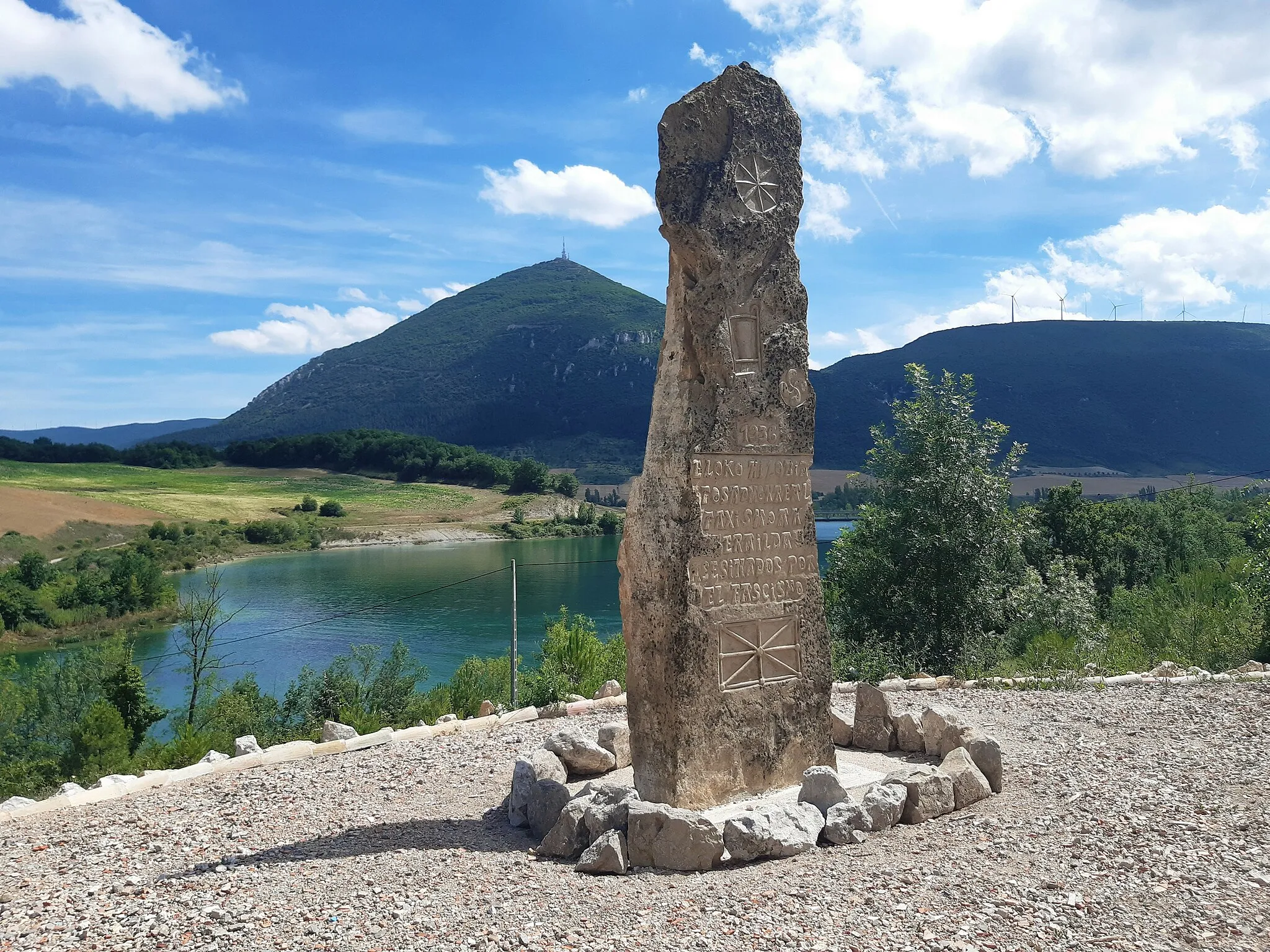 Photo showing: 1936ko Eloko sarraski eta hilobiaren memoriagunea, Elo/Monreal, Nafarroa.