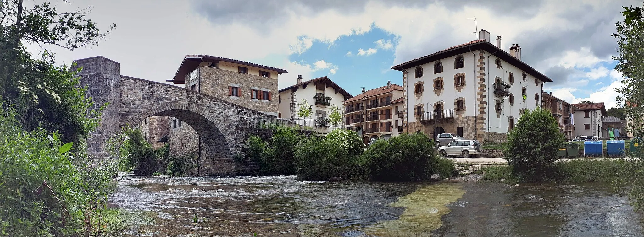 Photo showing: Puente gótico sobre el río Arga en la localidad de Zubiri.