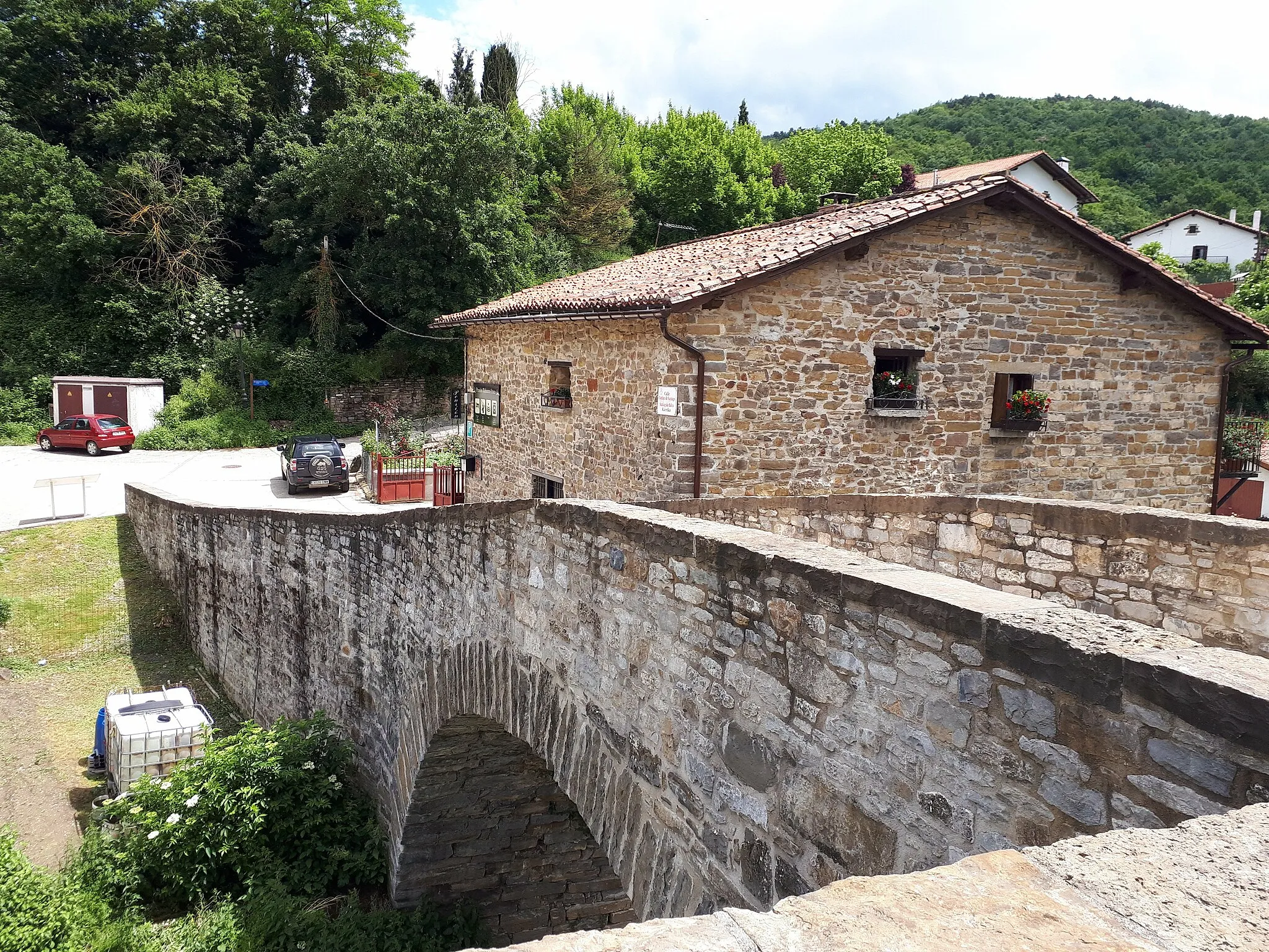 Photo showing: Puente gótico sobre el río Arga en la localidad de Zubiri.