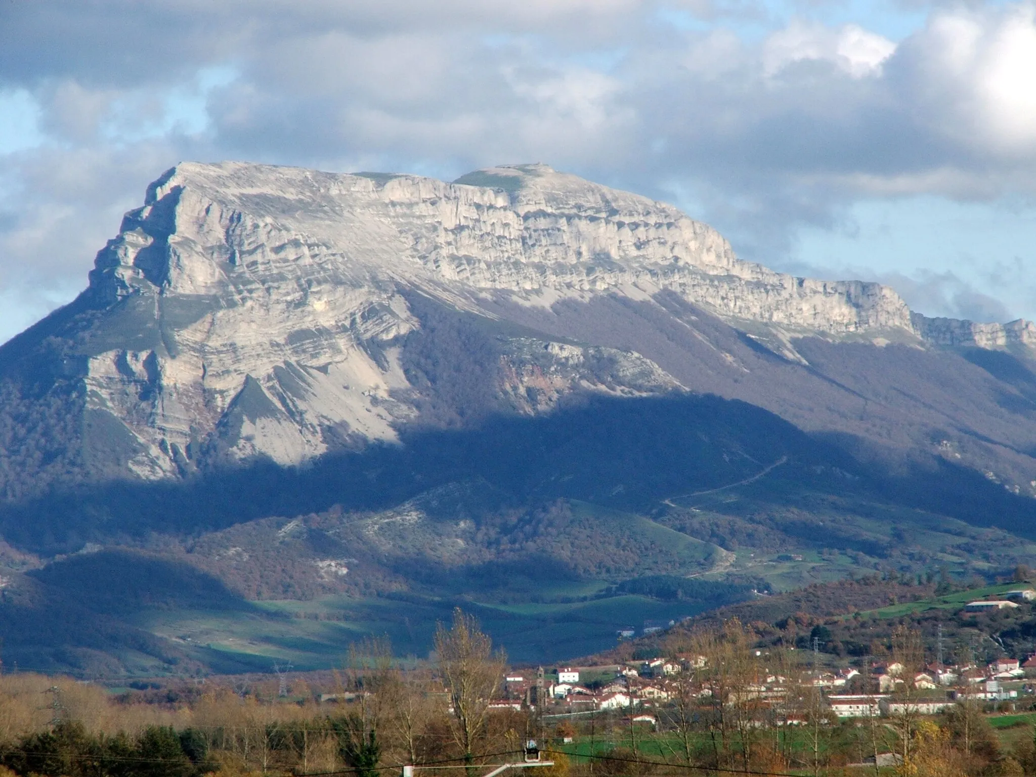 Photo showing: Beriain mount seen from Altsasu, Basque Country.