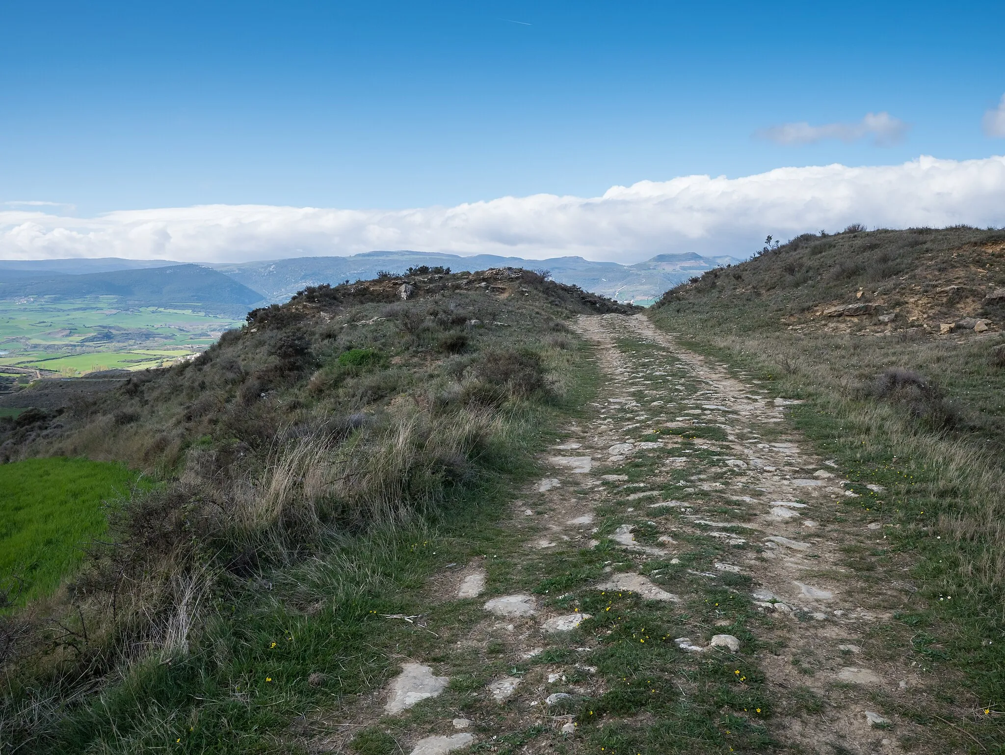 Photo showing: Ancient roman road at the Alto de Guirguillano mountain pass. Navarre, Spain