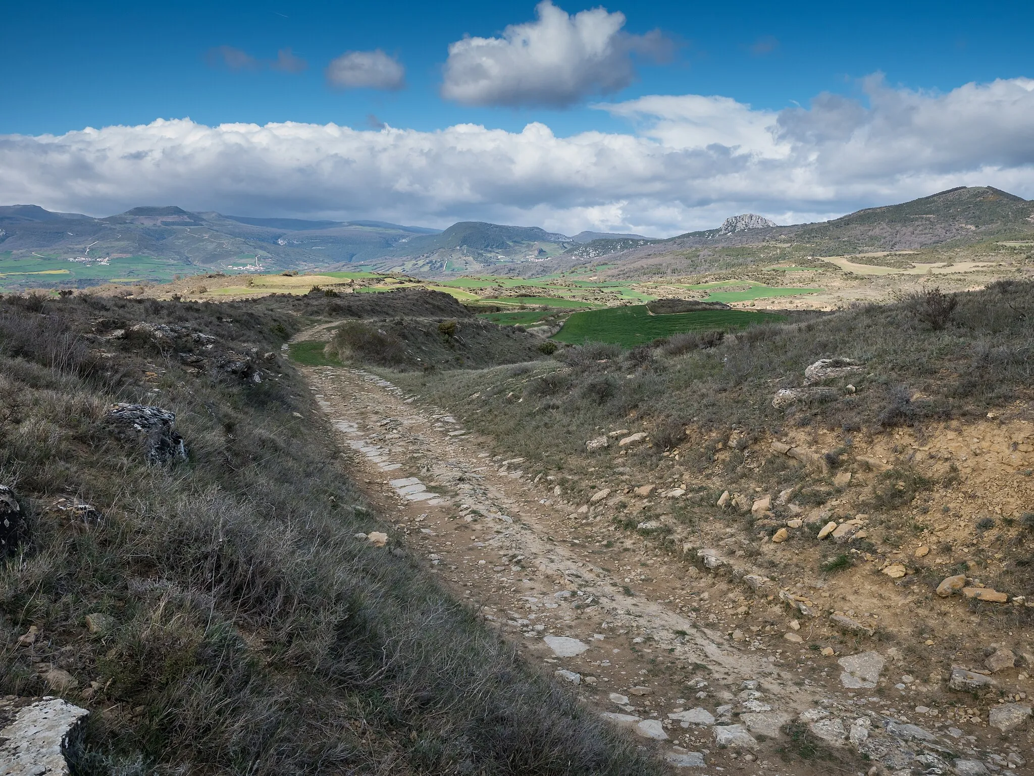 Photo showing: Ancient roman road at the Alto de Guirguillano mountain pass. Navarre, Spain