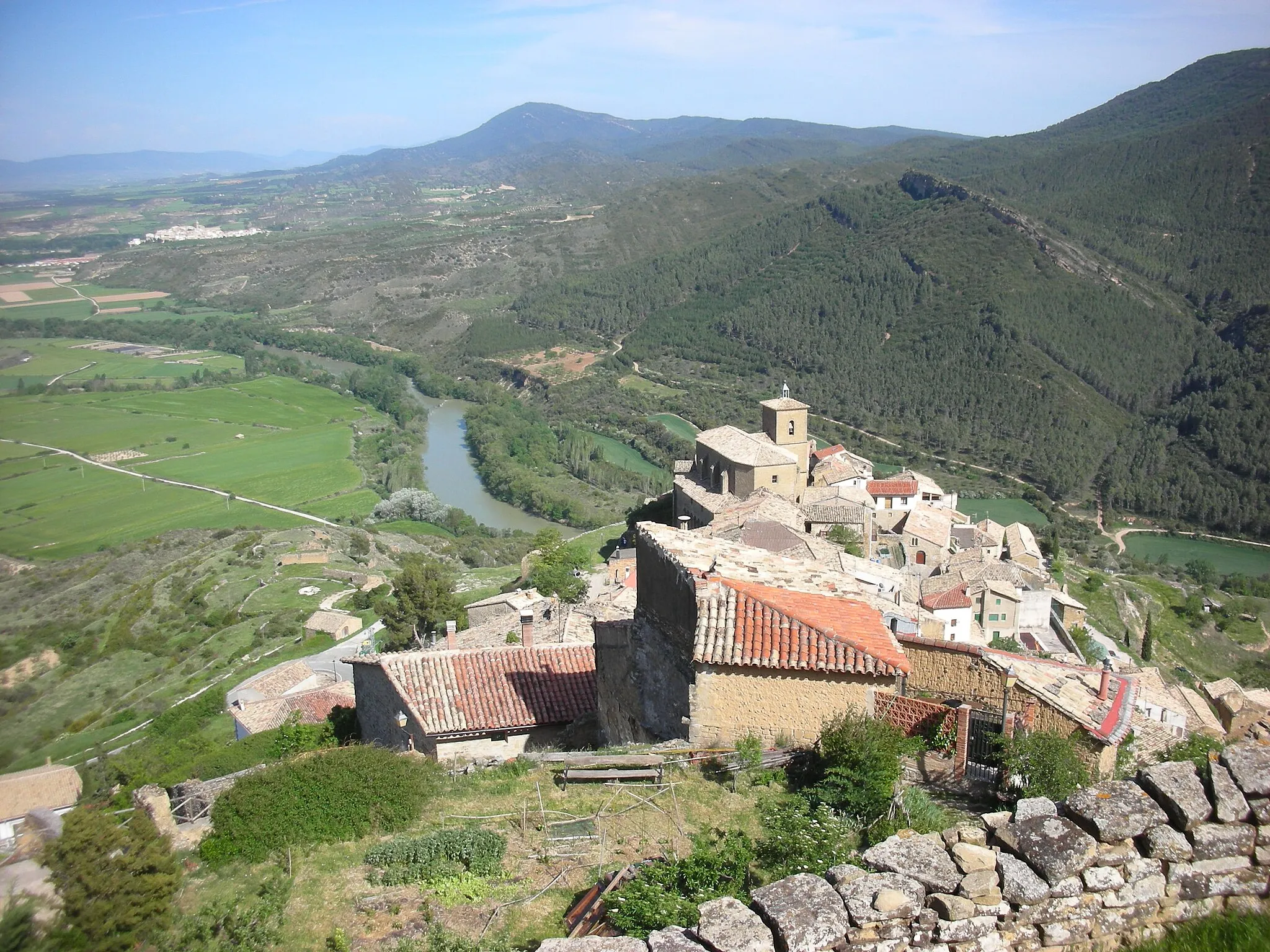 Photo showing: Vista general del pueblo de Gallipienzo desde la iglesia de San Salvador, con el rio Aragón al fondo