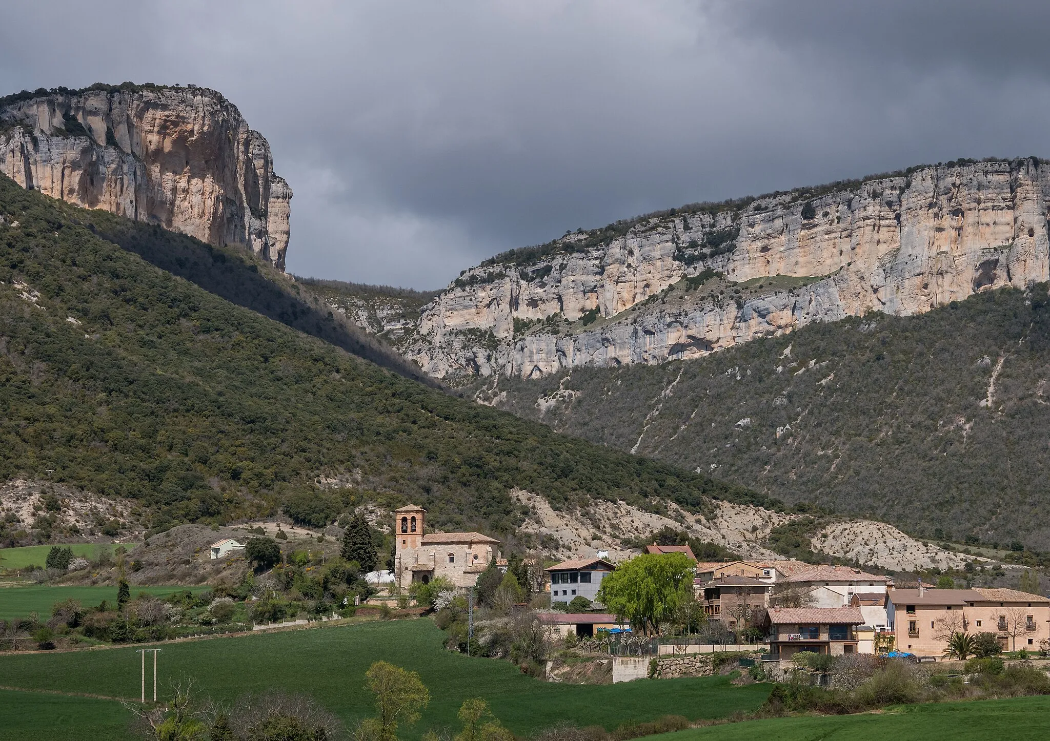 Photo showing: Ollobarren in the Metauten municipality. Behind, the Lokiz mountain range. Navarre, Spain