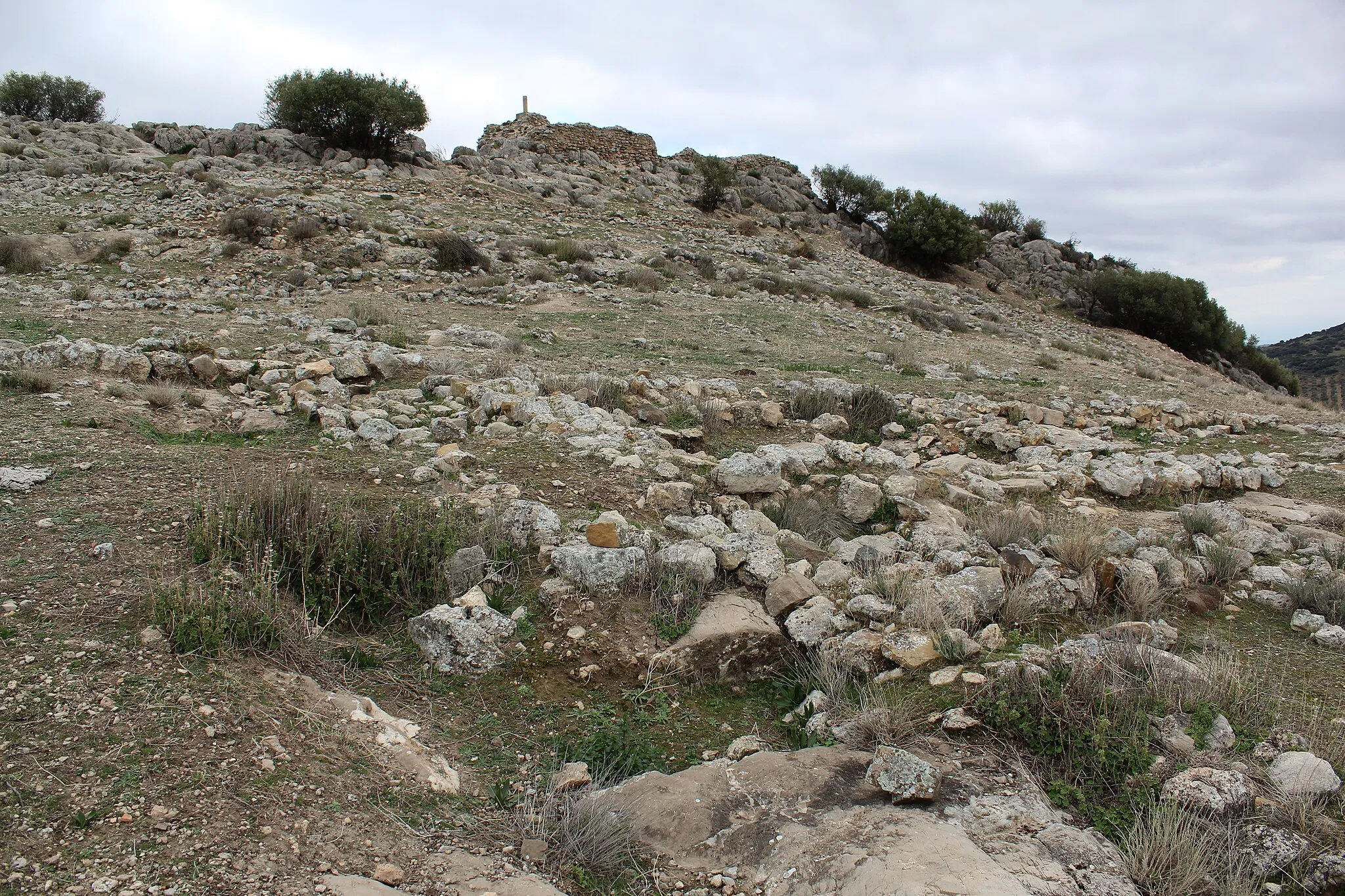 Photo showing: Estructuras y vestigios de viviendas y alquerías de época emiral y cristiana bajomedieval, en el cerro Peñaflor.