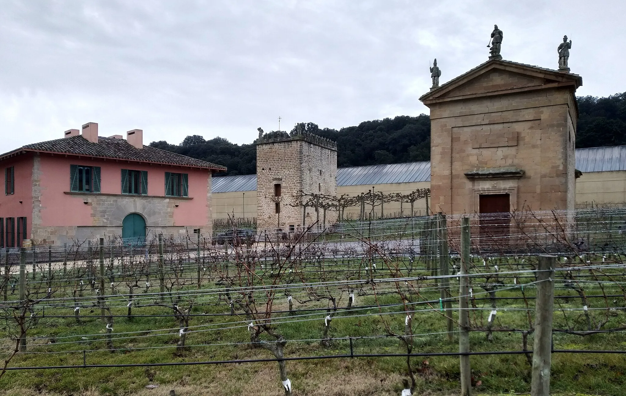 Photo showing: Caserío de Arínzano, con capilla a la derecha, caserón a la izquierda y bodegas al fondo