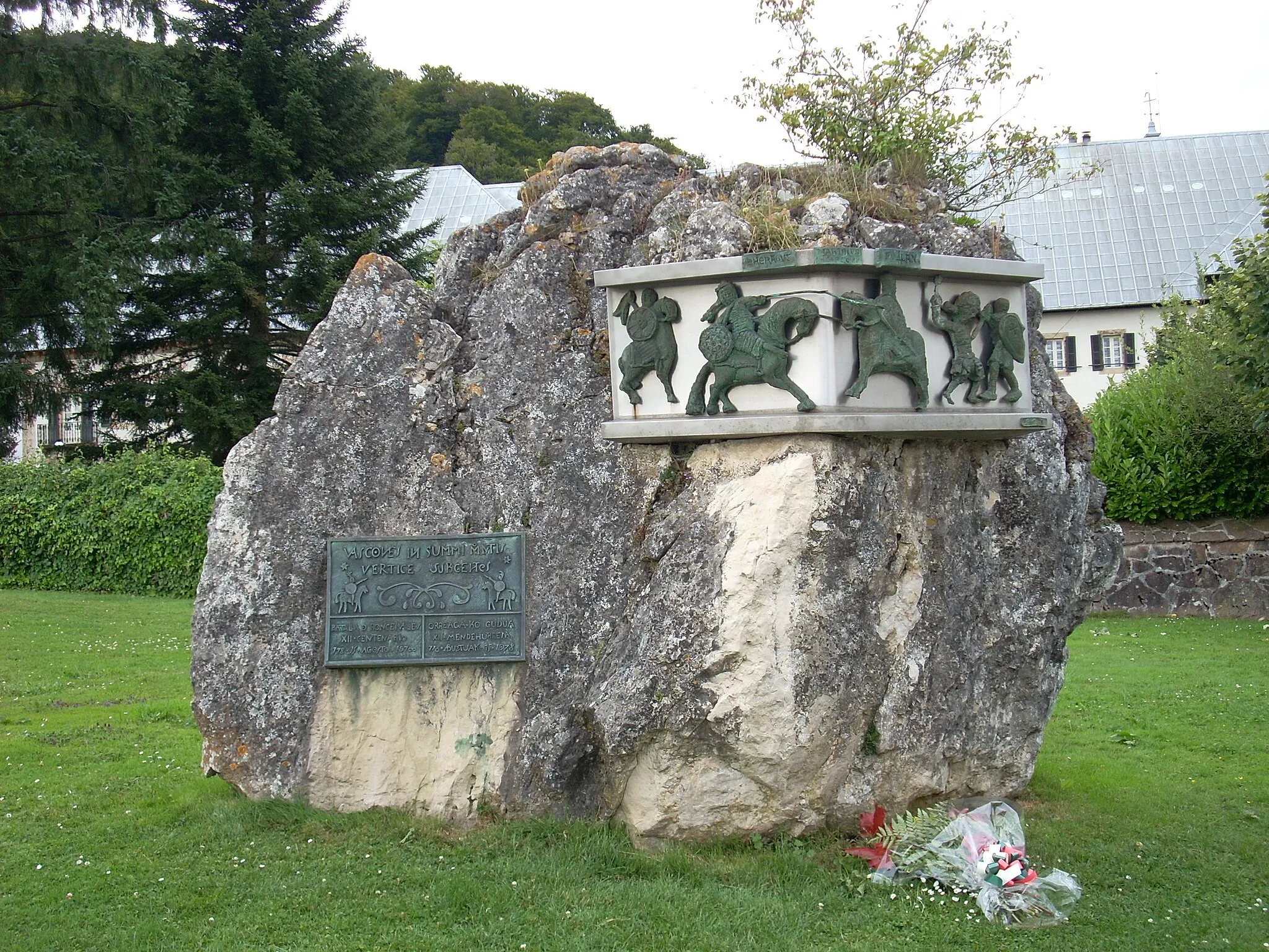 Photo showing: Monument commemorating the 12th centenary of the battle of Roncevaux Pass, Orreaga-Roncesvalles, Navarre, Spain