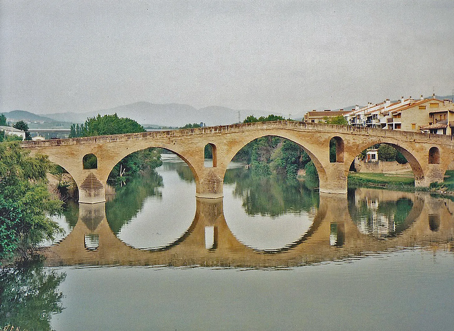 Photo showing: Brücke Puente la Reina über den Rio Arga am Jakobsweg (Scan vom Analogbild)