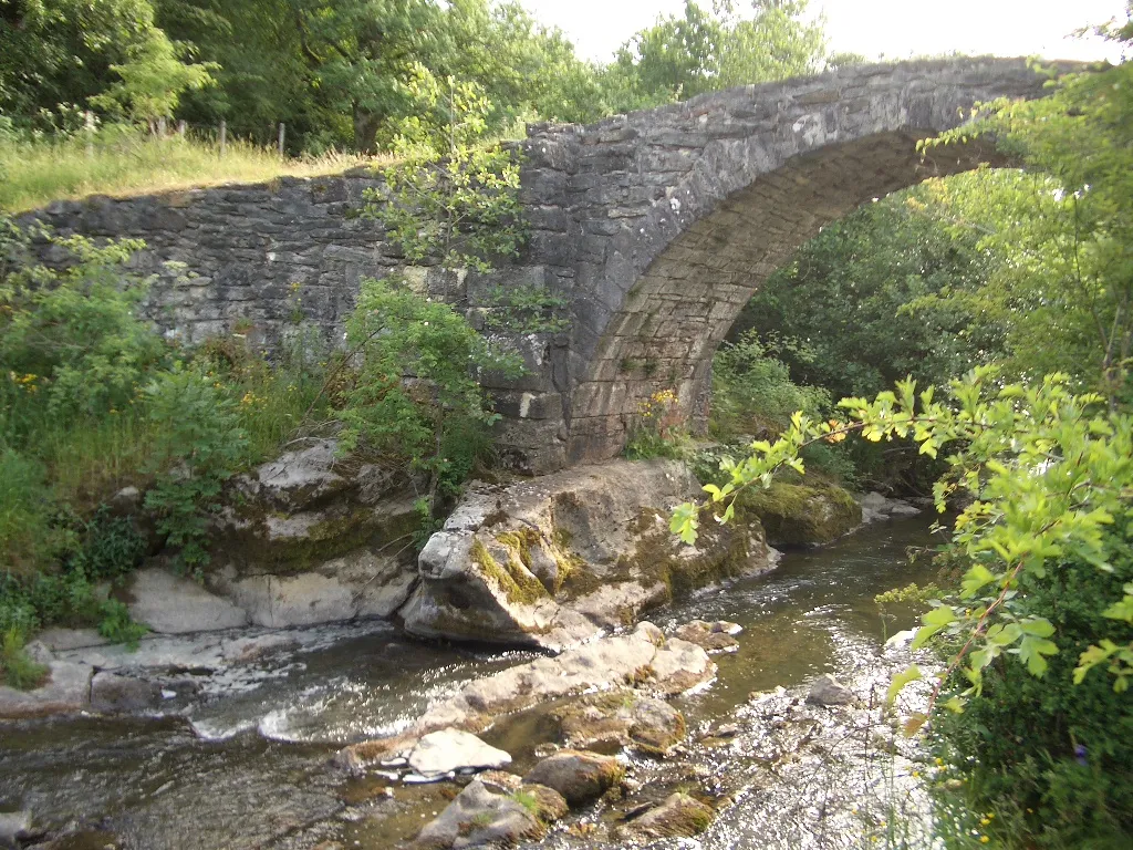 Photo showing: Puente Arrobi sobre el río Urrobi (Burguete-España) de estilo románico, situado sobre el antiguo camino que desde Burguete se adentraba en el Valle de Arce. Consta de un solo ojo, medainte un arco de medio punto