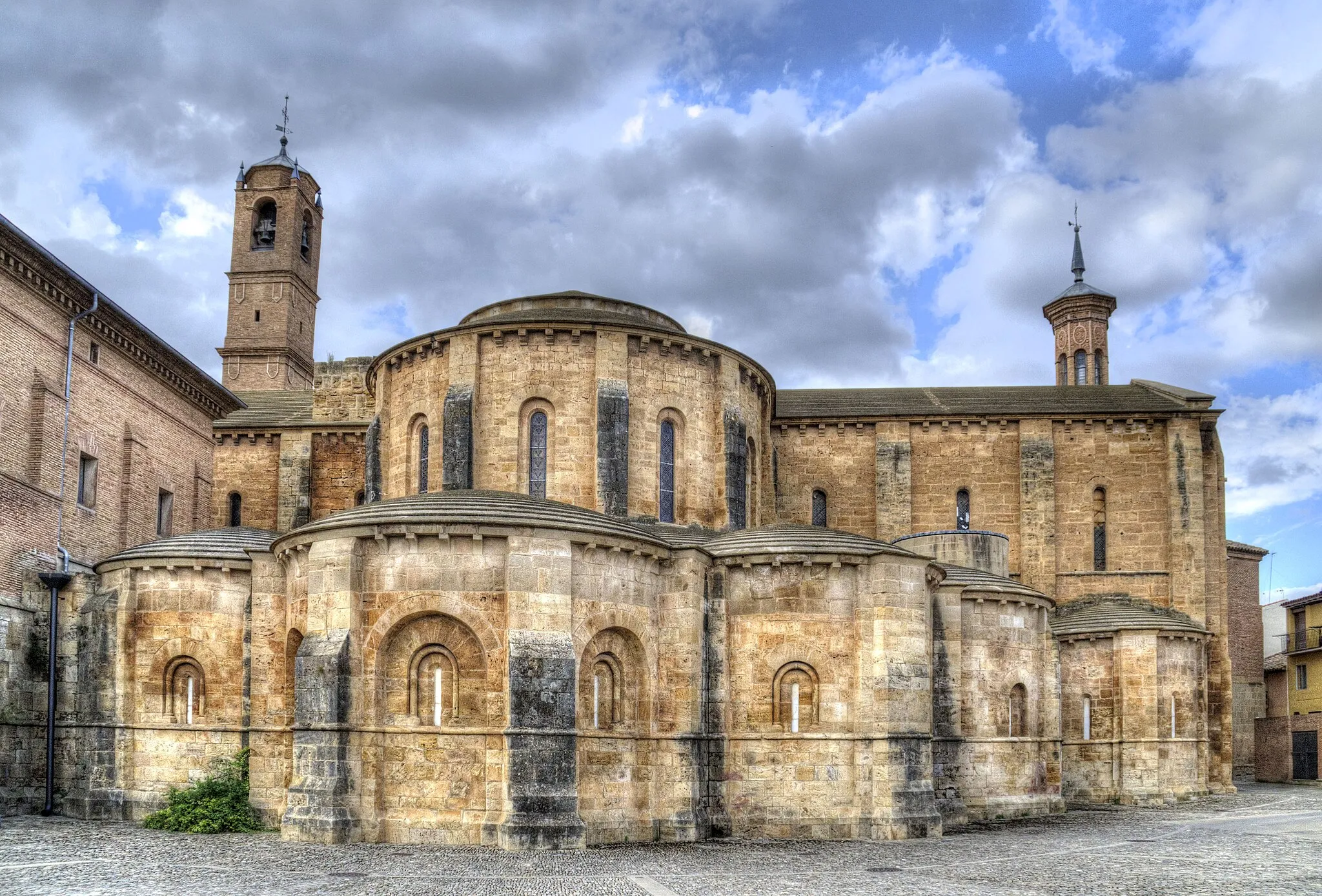 Photo showing: El monasterio cisterciense de Santa María la Real,​ también llamado Santa María de Nienzebas,​ está en Fitero, Navarra. Con origen en el siglo XII, actualmente se encuentra adosado a edificaciones que impiden verlo en su totalidad en el exterior.
