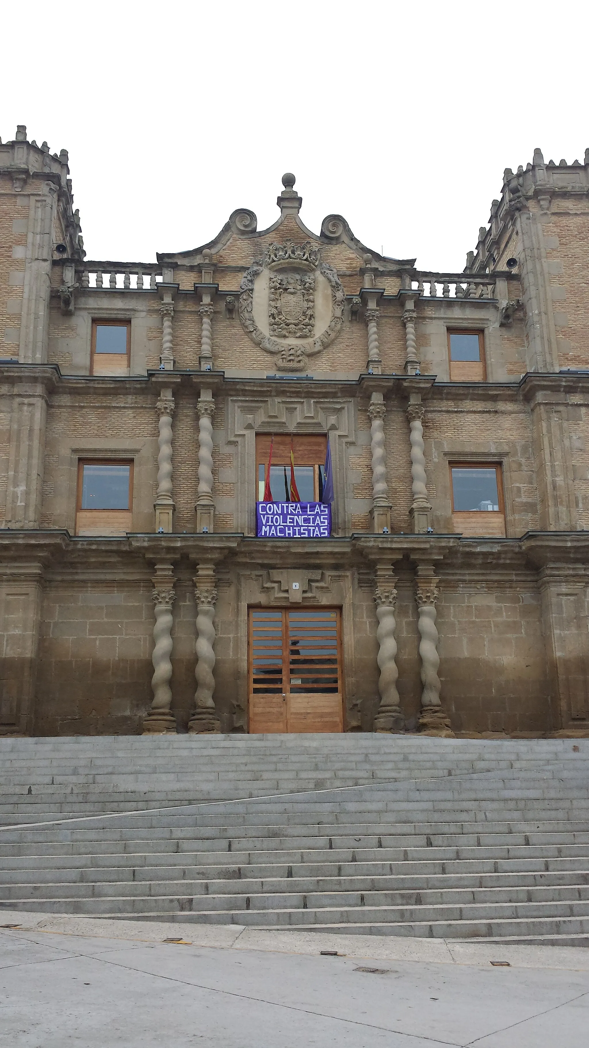 Photo showing: Conocido como Casa de las Torres o Casa de los Colomo, el palacio fue mandado construir por Juan José Vizcaíno y Vizcaíno, noble mirandés y caballero de la Orden de Santiago.
Se inició su construcción en 1695 y duraron las obras hasta más de mediado el siglo XVIII. La monumental fachada barroca es una de las más bellas obras de la arquitectura civil de este estilo en la provincia.