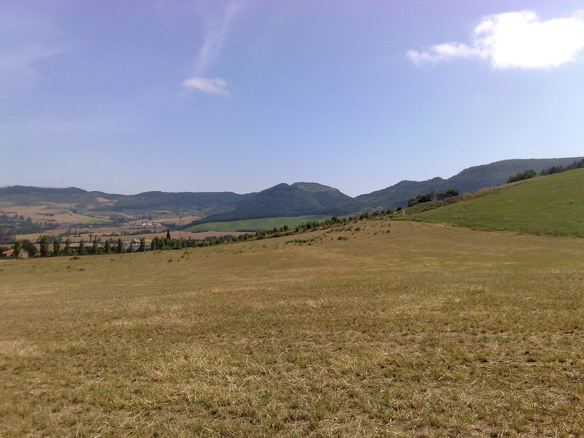 Photo showing: Mount Irulegi in the middle seen from the way from Labio (es Labiano) to mt. Pagadi, Aranguren, Navarre, Basque Country.